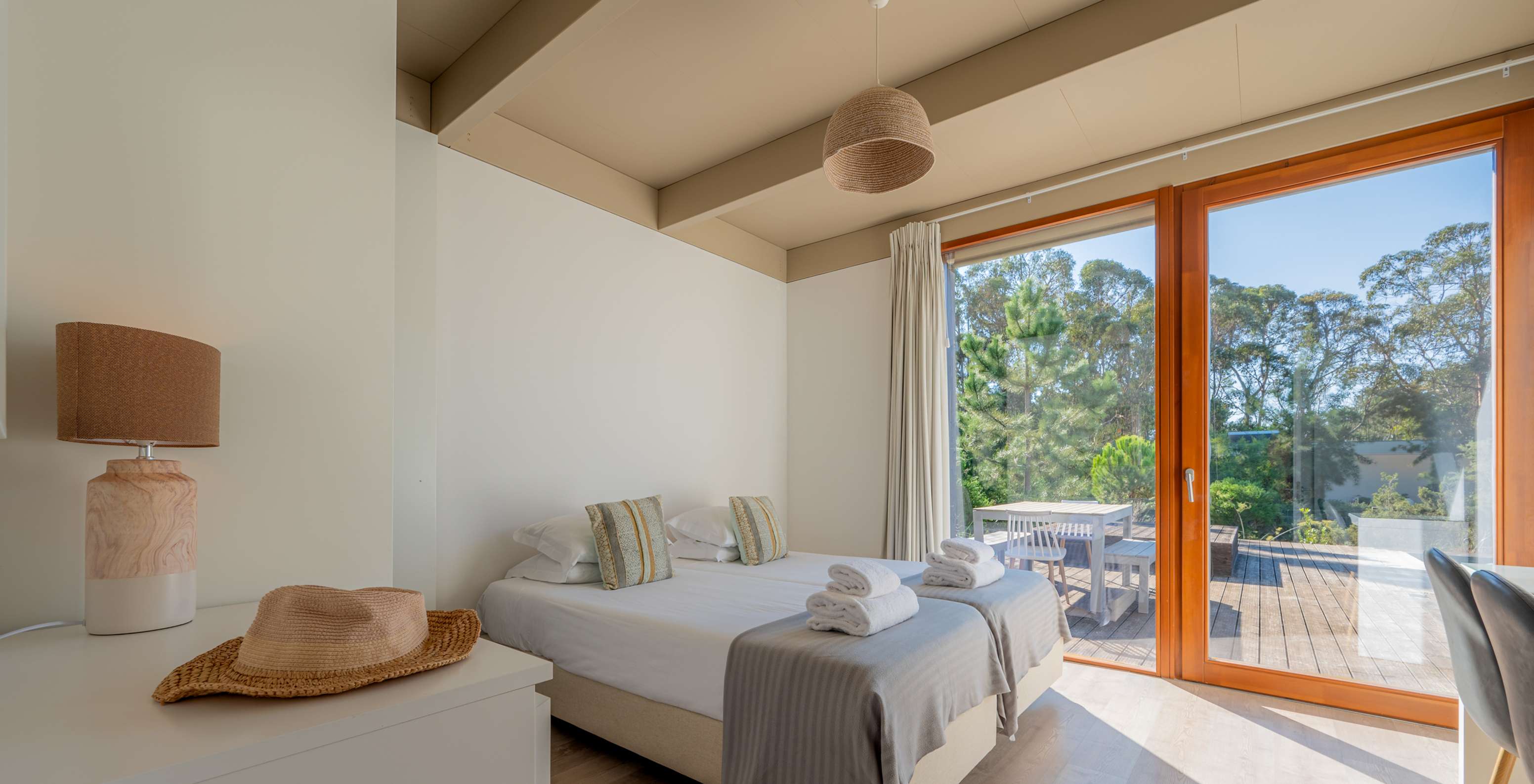 A Beach Villa com Piscina Privada do Pestana Tróia Eco Resort tem uma cama de casal com acesso ao terraço