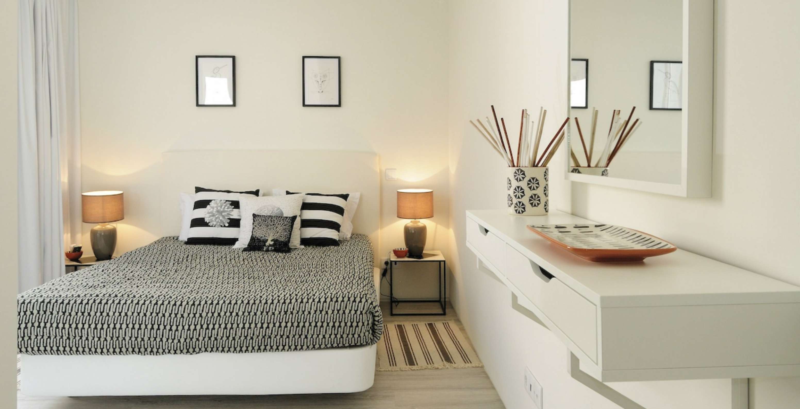 As Villas de 3 Quartos do Pestana Tróia Eco Resort têm uma cama de casal com mesas de cabeceiras