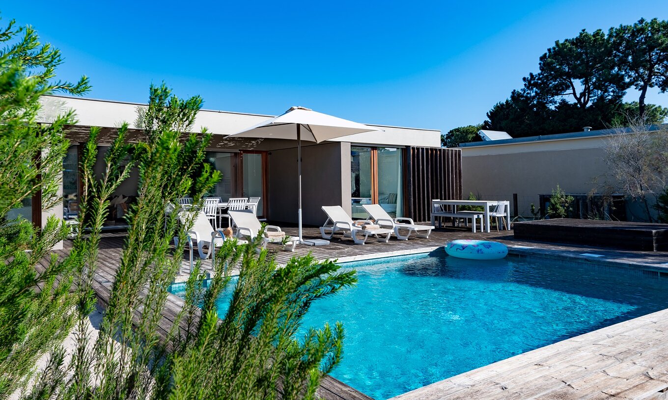 As Villas de 4 Quartos do Pestana Tróia Eco Resort têm várias espreguiçadeiras, um chapéu de sol e uma boia