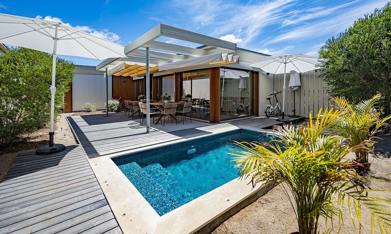 A Aqua Villa do Pestana Tróia Eco Resort tem uma piscina privada com mesa e cadeiras ao lado