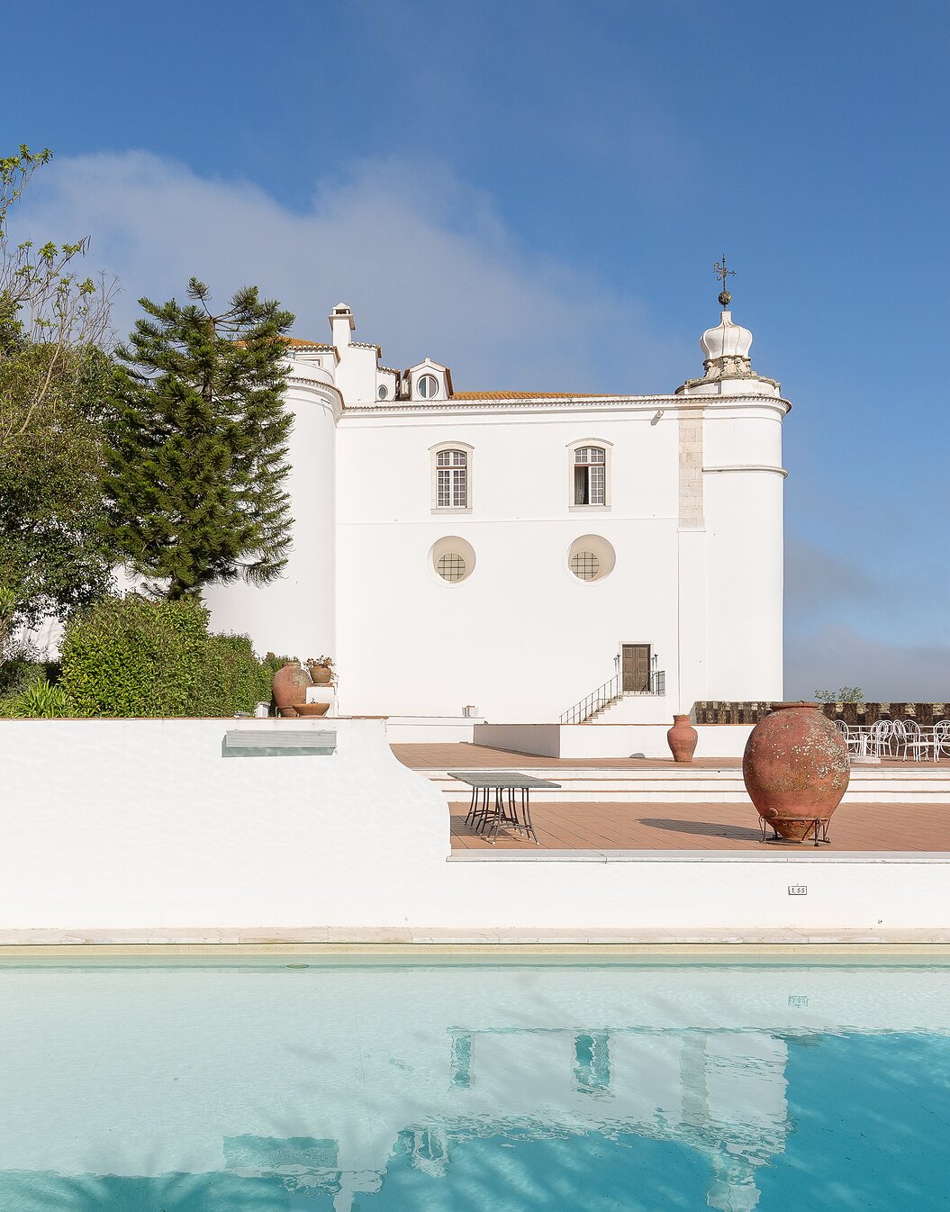 Vista exterior da Pousada Castelo Estremoz, um hotel no Centro Histórico, com piscina e uma muralha à volta