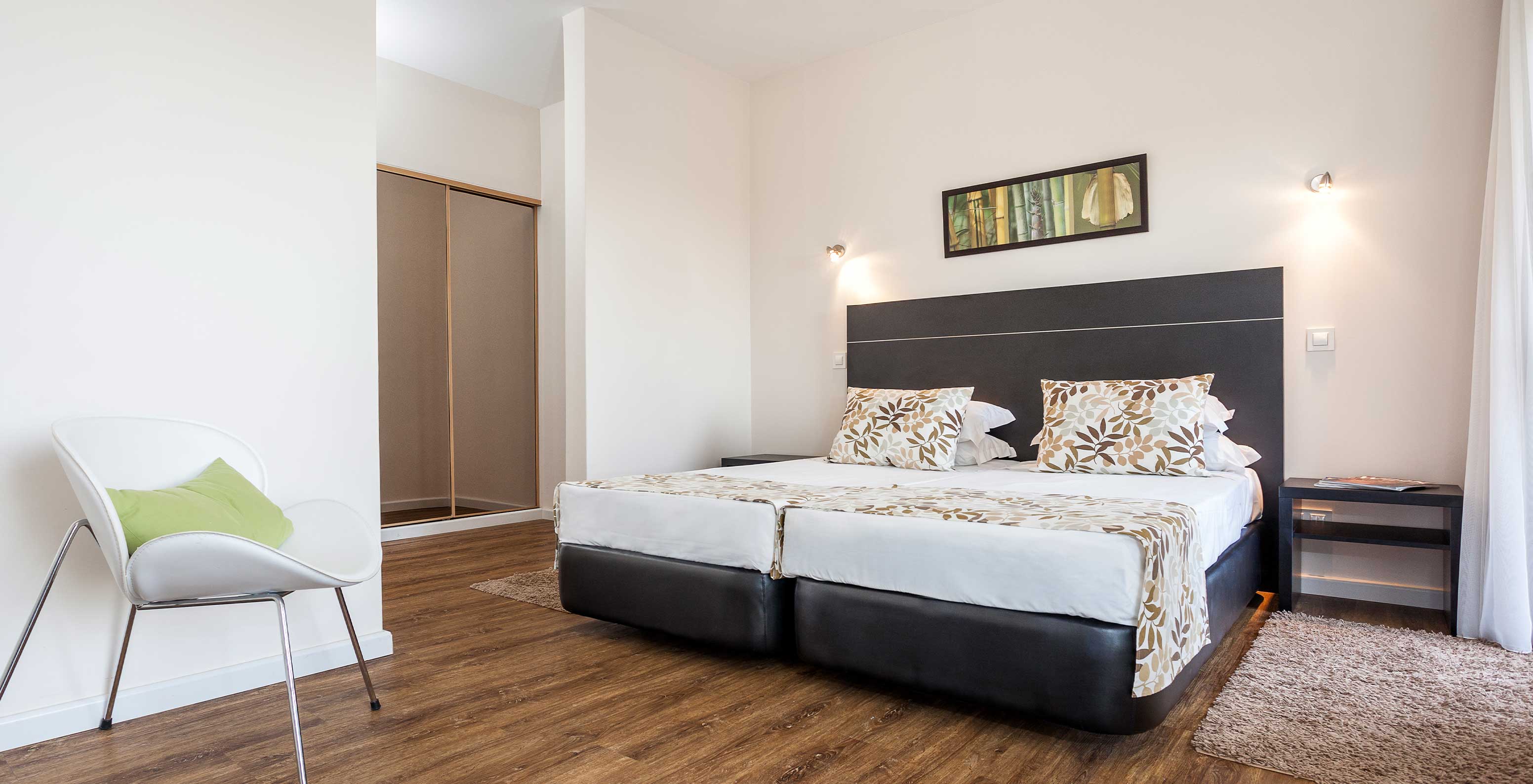 O Apartamento T1 Vista Mar do Pestana Alvor Atlântico tem uma cama de casal, uma cadeira e um armário