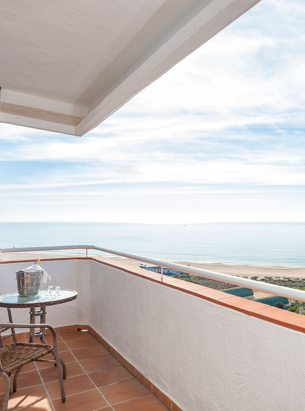 O Estúdio Superior Vista Mar do Pestana Alvor Atlântico tem uma ampla varanda com mesa e cadeiras onde pode ver a vista