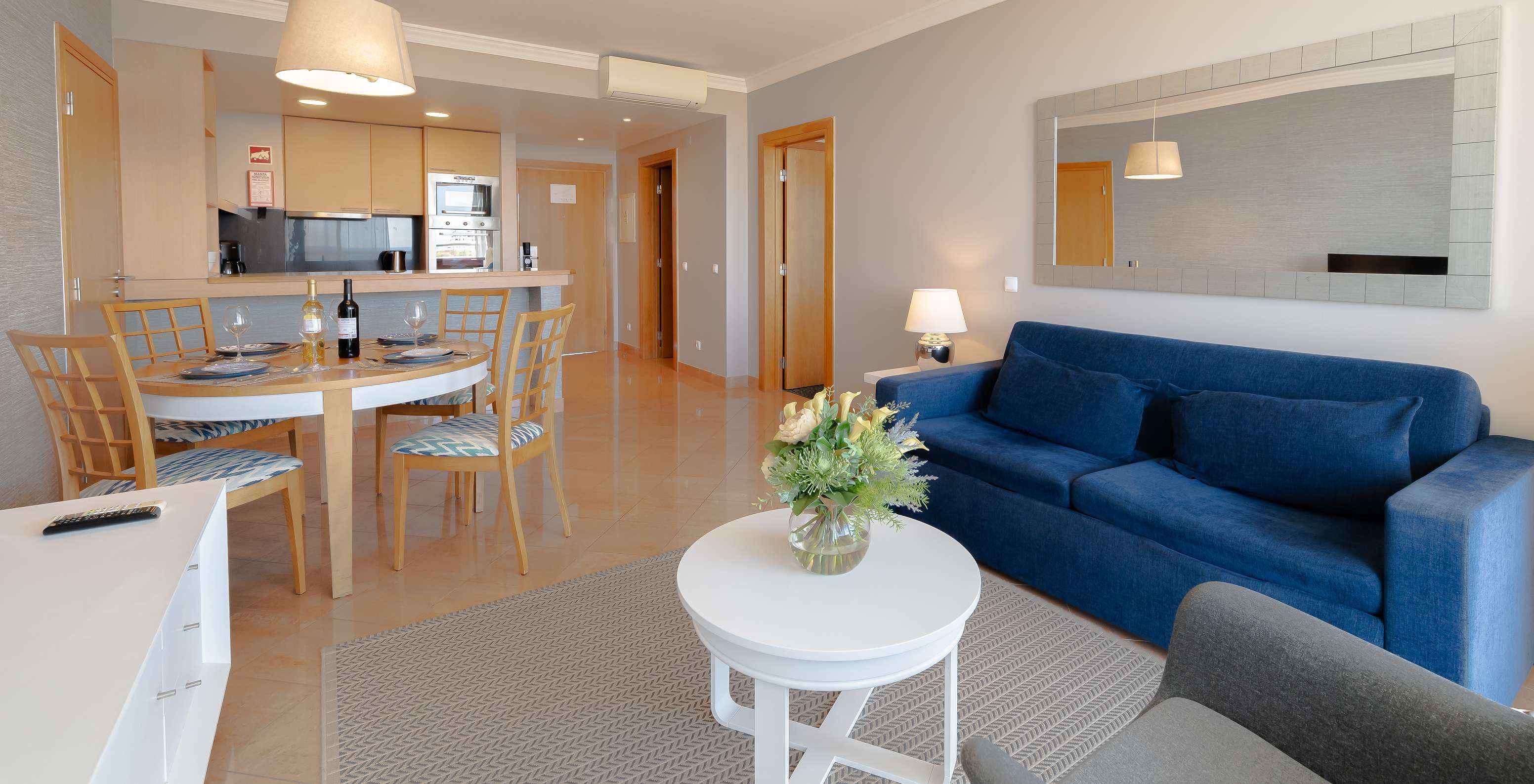 O T1 - com 1 Quarto Superior do Pestana Alvor Park tem sala de estar com sofá, candeeiros e espelhos com quarto separado