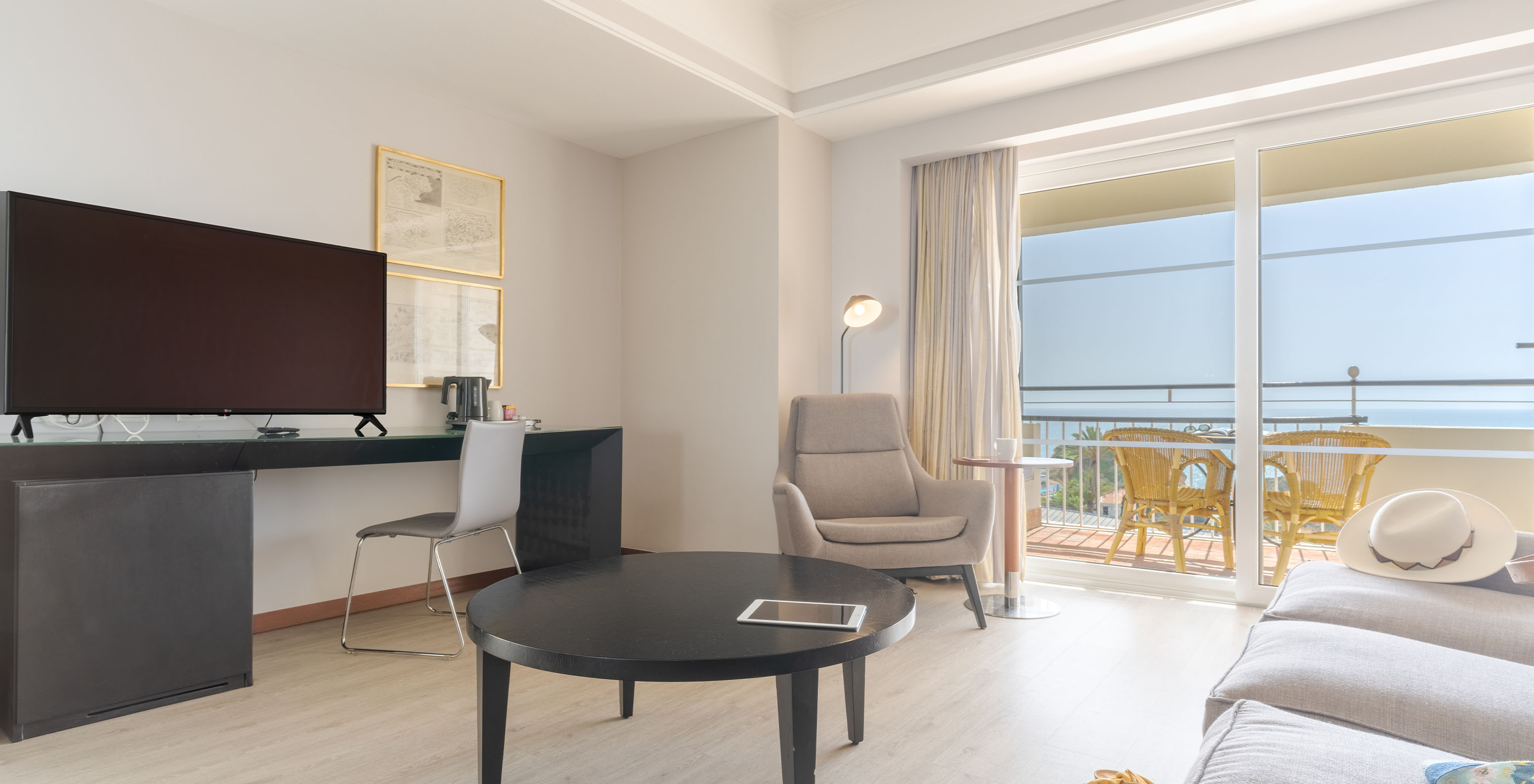 A Suite Vista Mar do Pestana Alvor Praia tem um sofá com mesa de centro, secretária com televisão e varanda com vista mar