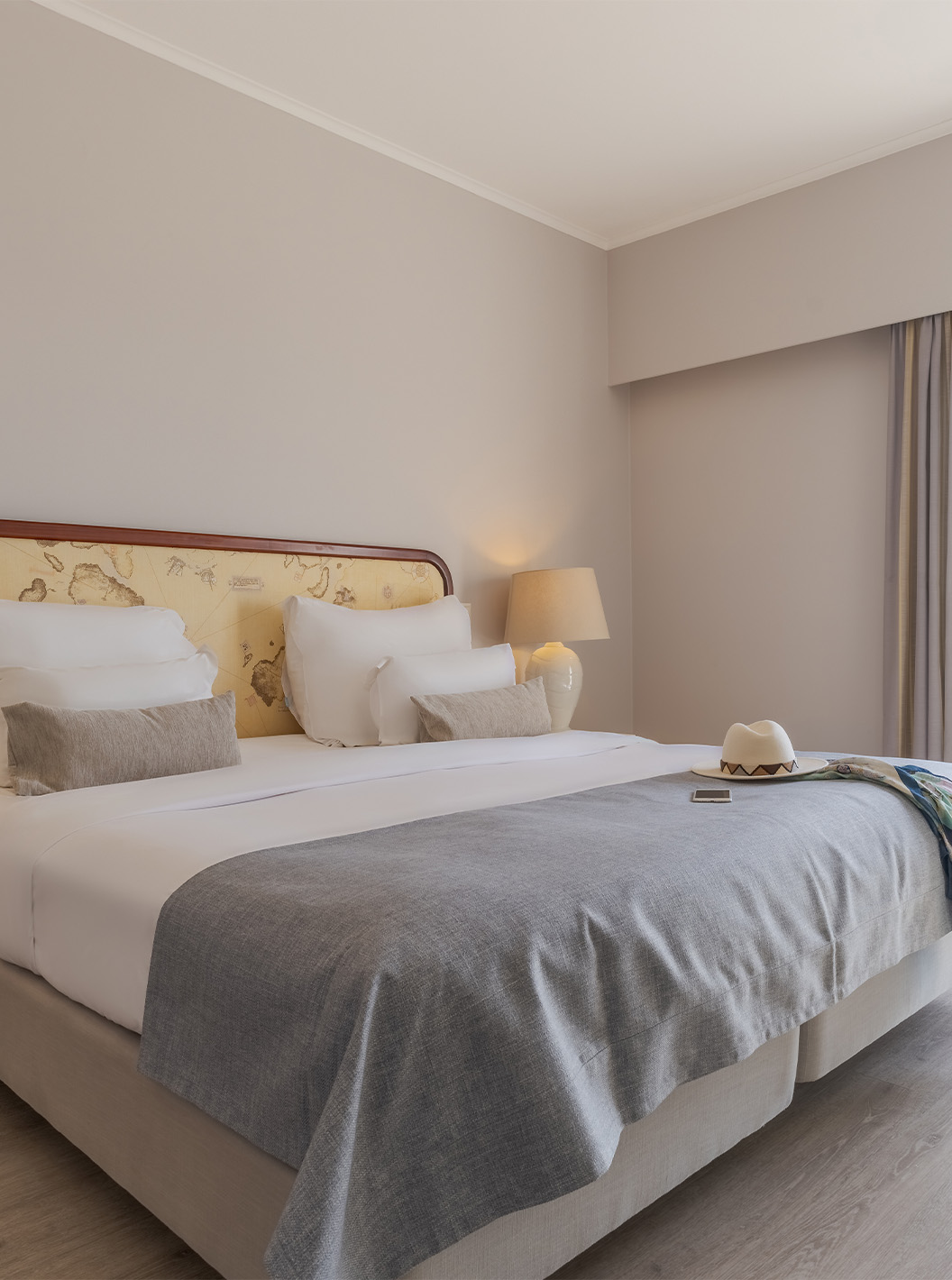 A Suite Luxo Vista Mar do Pestana Alvor Praia tem cama de casal, mesa de cabeceira com candeeiro e janelas com vista mar