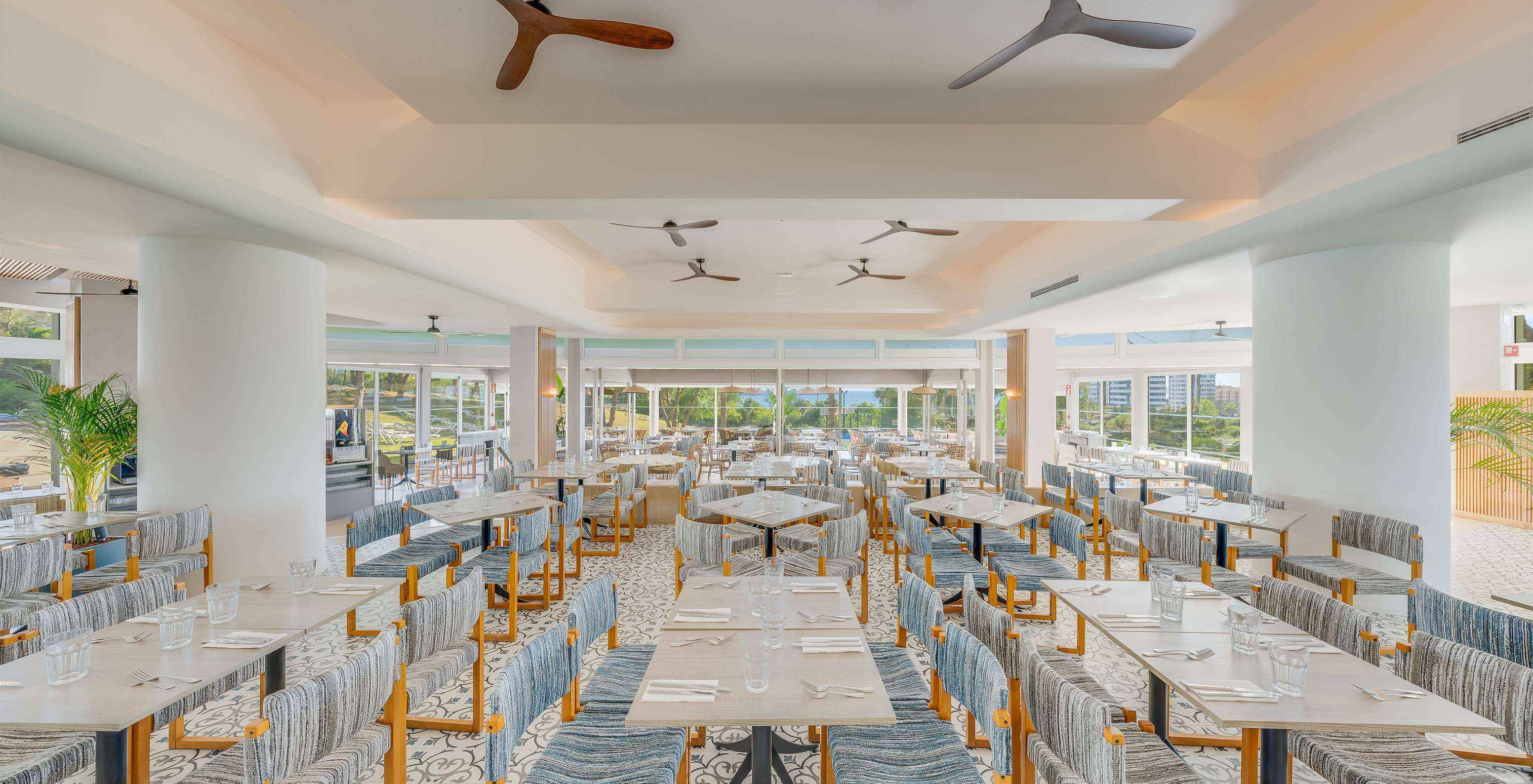 O bar Acqua, do Hotel Tudo Incluído no Algarve, tem muita luz natural e várias vesas para desfrutar de uma refeição