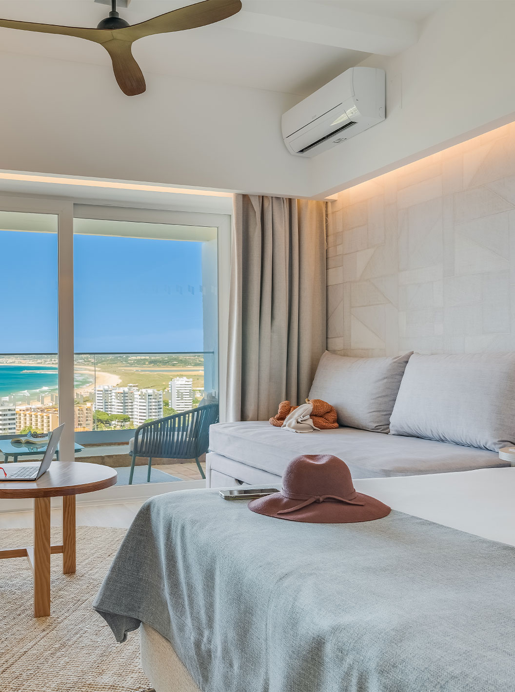 O Quarto Familiar do Pestana Blue Alvor Beach tem uma cama de casal, um sofá e uma varanda com vista mar ou jardim