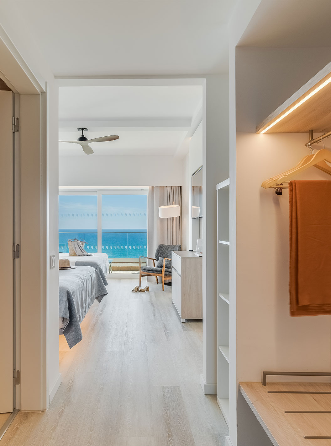 O Quarto Familiar Superior Vista Mar do Pestana Blue Alvor Beach tem um corredor com armário e espelho, e uma varanda