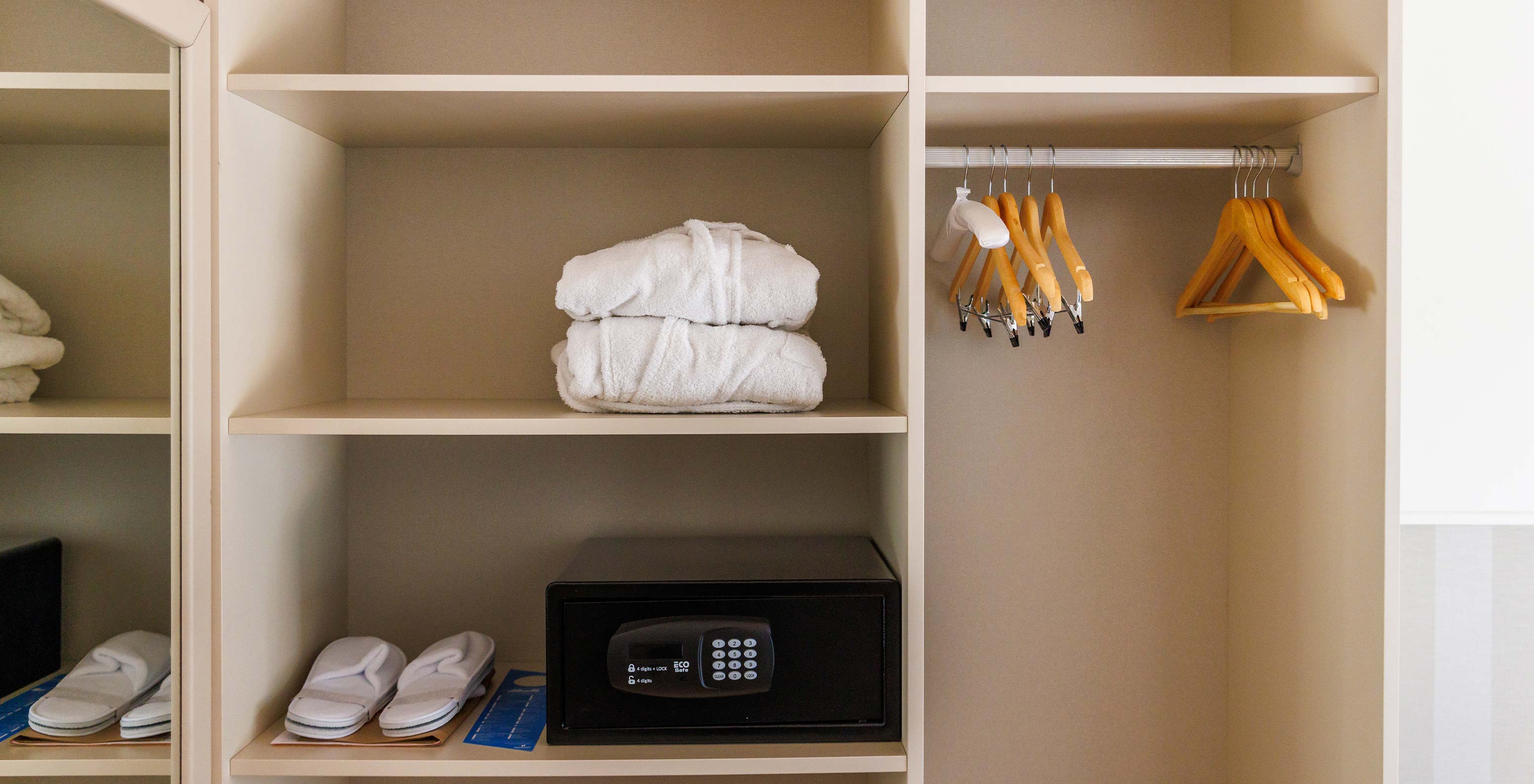 O Clássico Vista Jardim do Pestana Vila Sol - Vilamoura tem um armário com um cofre, dois roupões e chinelos de cortesia