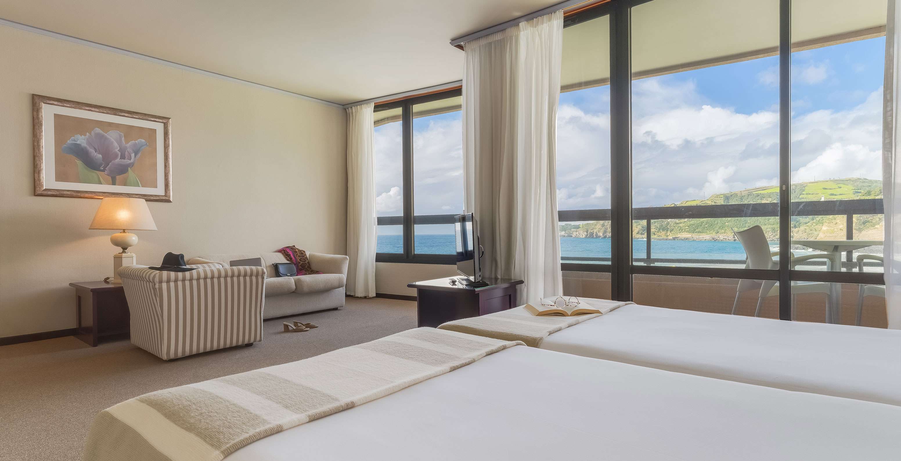 A Junior Suite Vista Mar do Pestana Bahia Praia tem uma bela vista para a paisagem verde e para o mar, com acesso à varanda