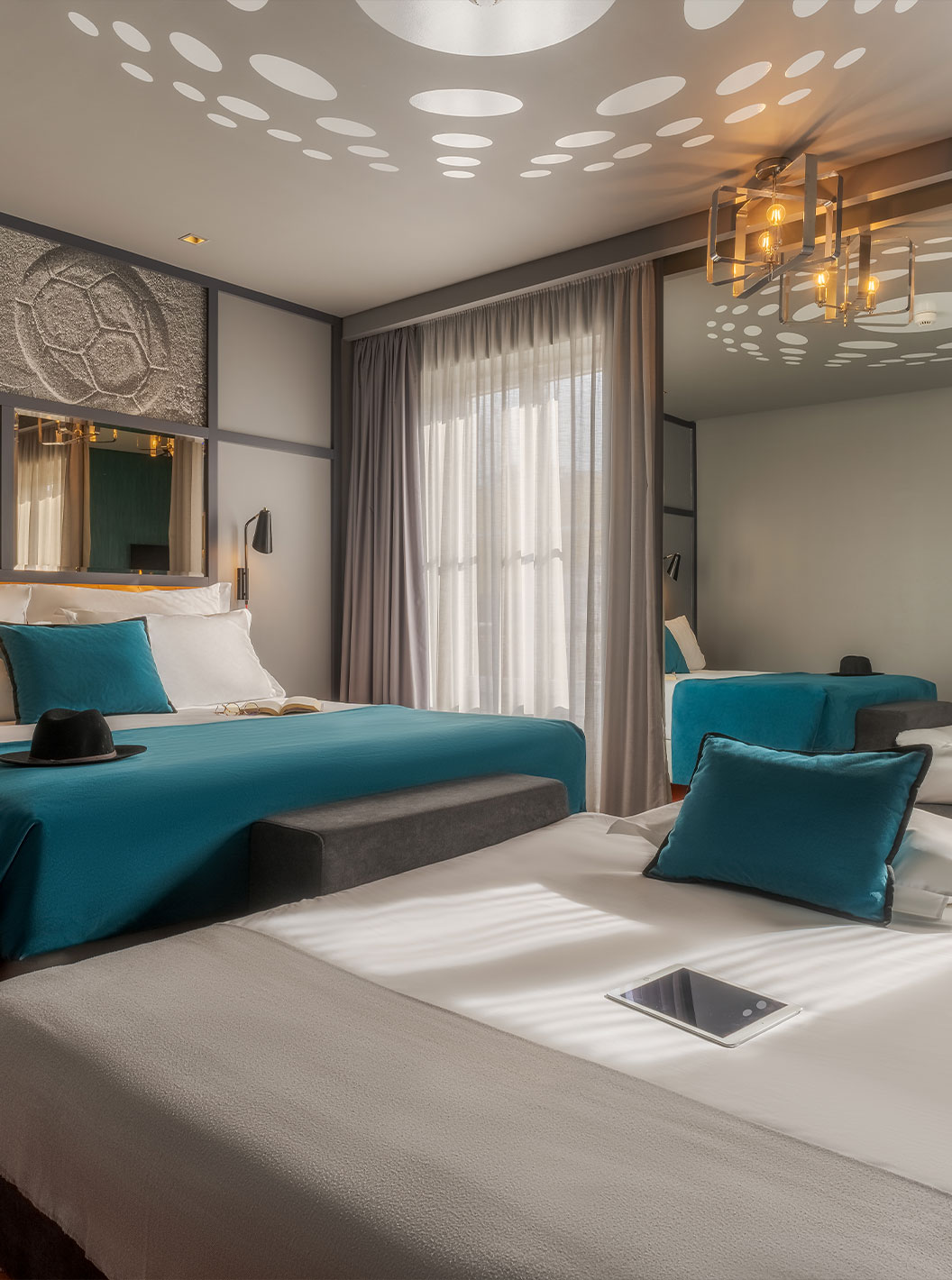 O CR7 Familiar Hat-Trick do Pestana CR7 Lisboa tem duas camas: uma cama de casal e um sofá-cama