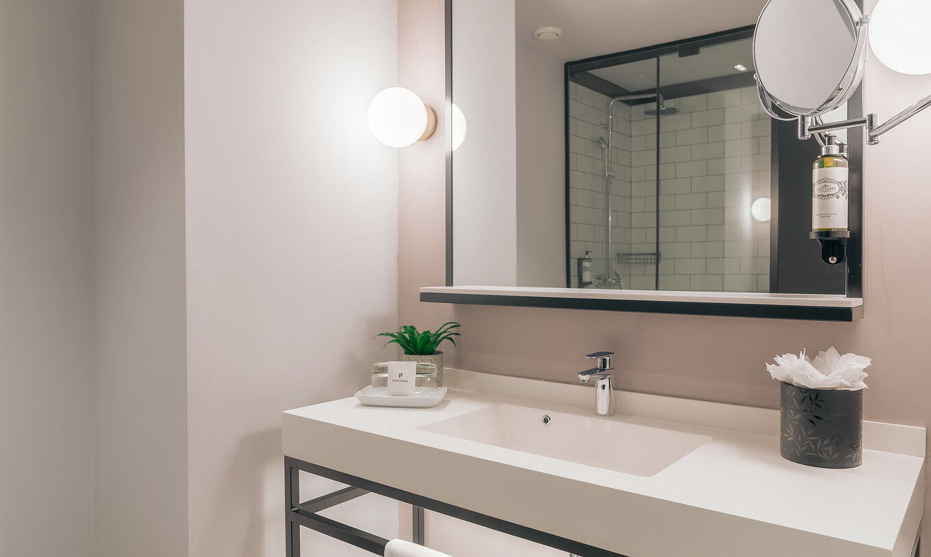 O Double Classic do Pestana Lisboa Vintage tem uma casa de banho com lavatório com dois espelhos e duas luzes laterais