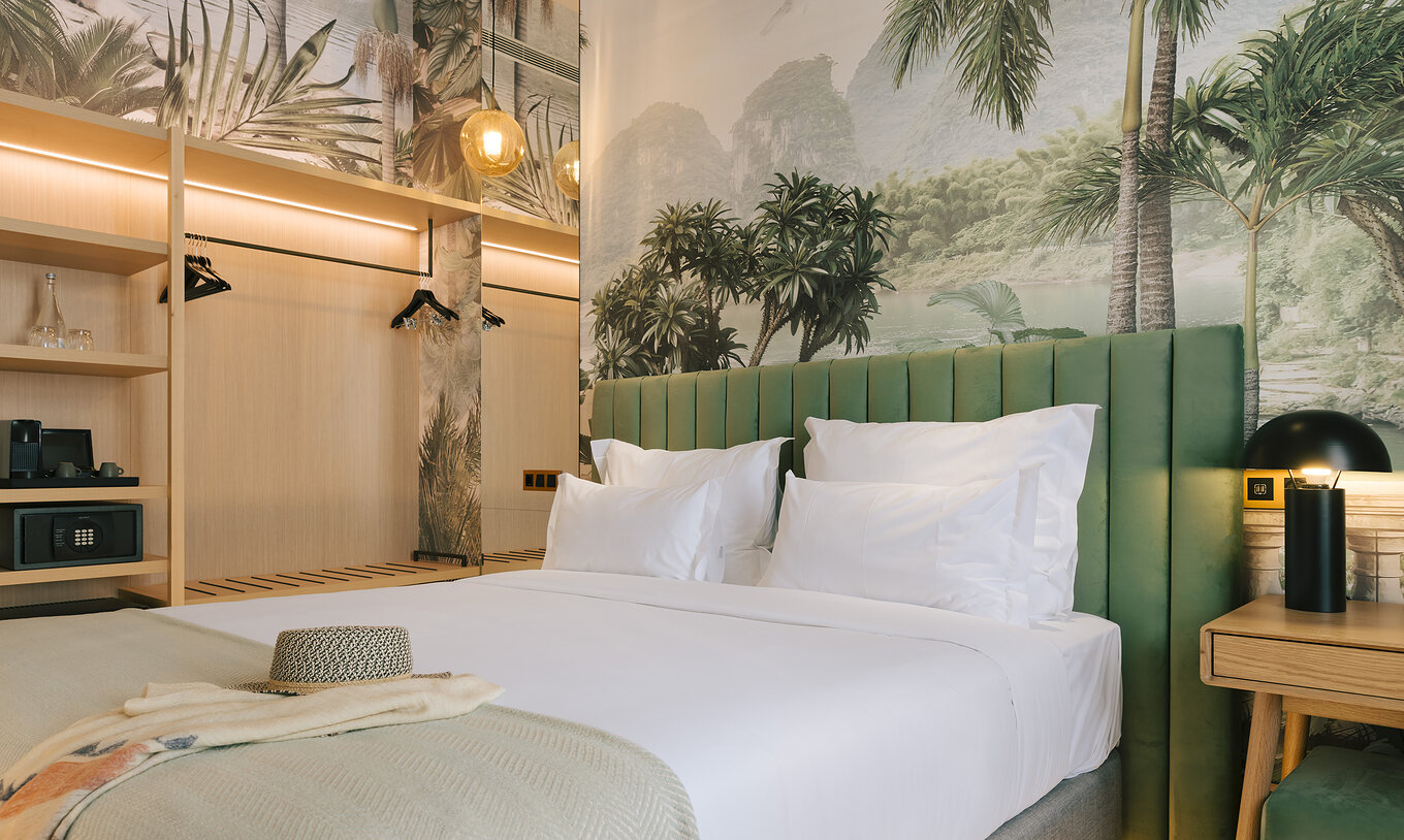 O Quarto Superior do Pestana Rua Augusta Lisboa tem uma cama de casal, uma mesa de cabeceira e um armário aberto