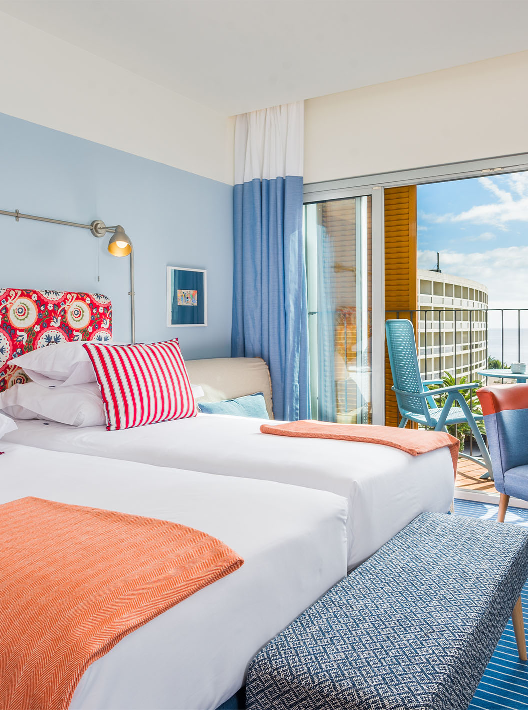 O Estúdio Deluxe Vista Mar do Pestana Casino Studios tem duas camas de casal com cabeceira com padrão, varanda e mesa