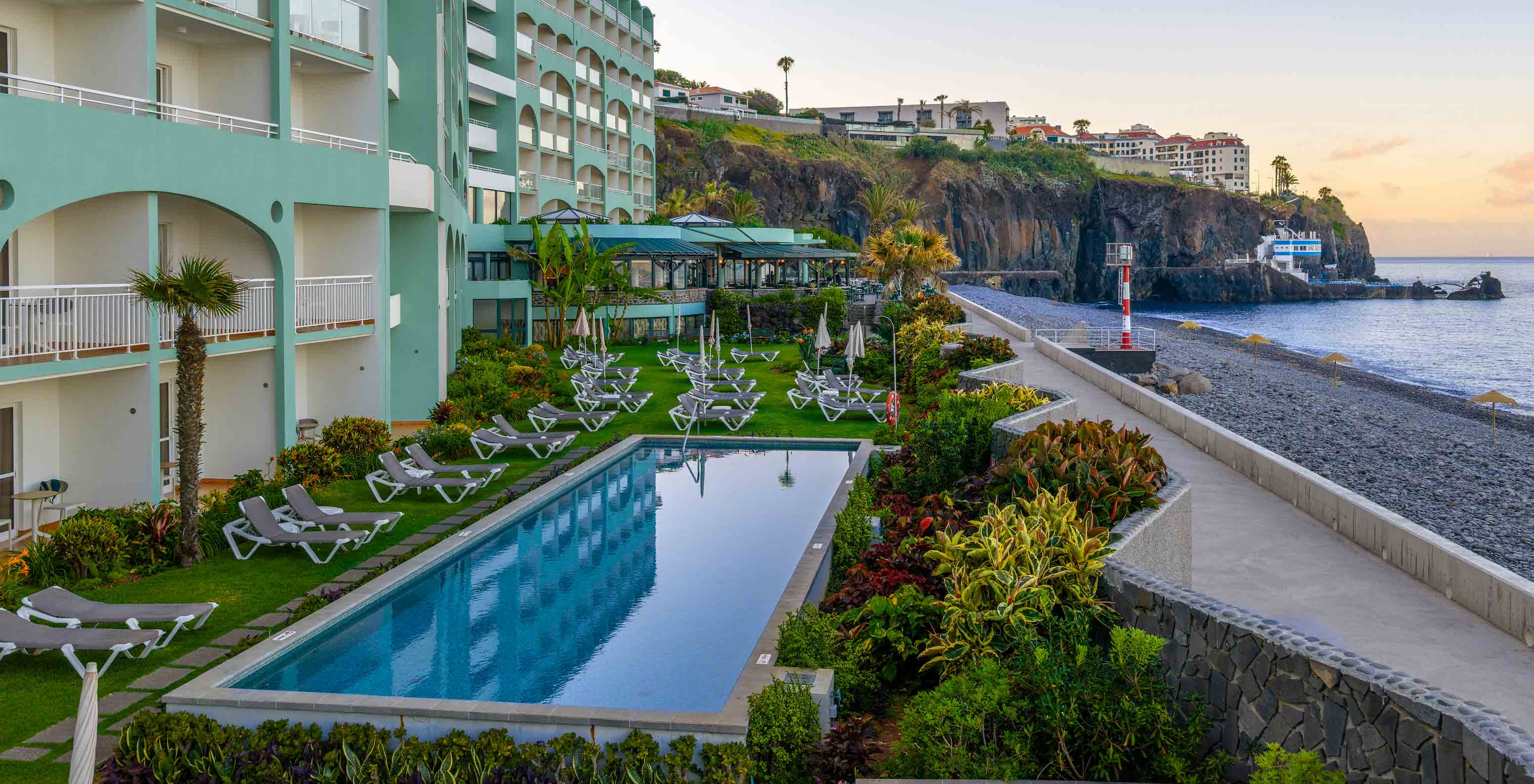 Fachada exterior do Pestana Ocean Bay All Inclusive, um Hotel 5 Estrelas no Funchal, na Madeira, com piscina