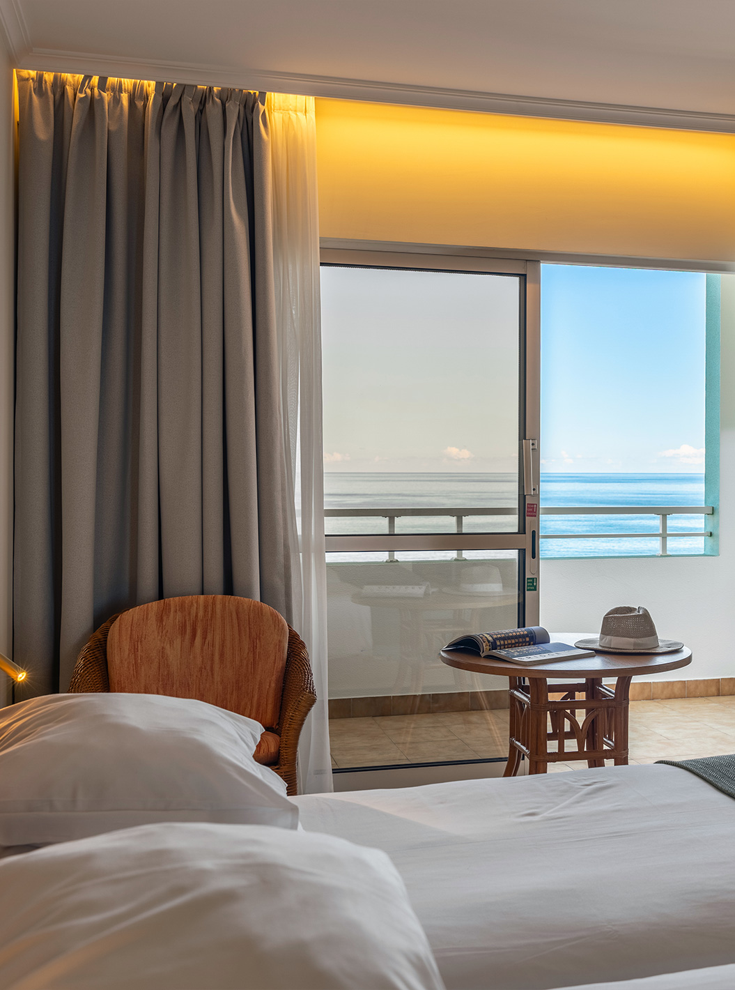O Classic Sea View do Pestana Ocean Bay All Inclusive tem uma cama dupla, duas cadeiras e varanda com vista para o mar 