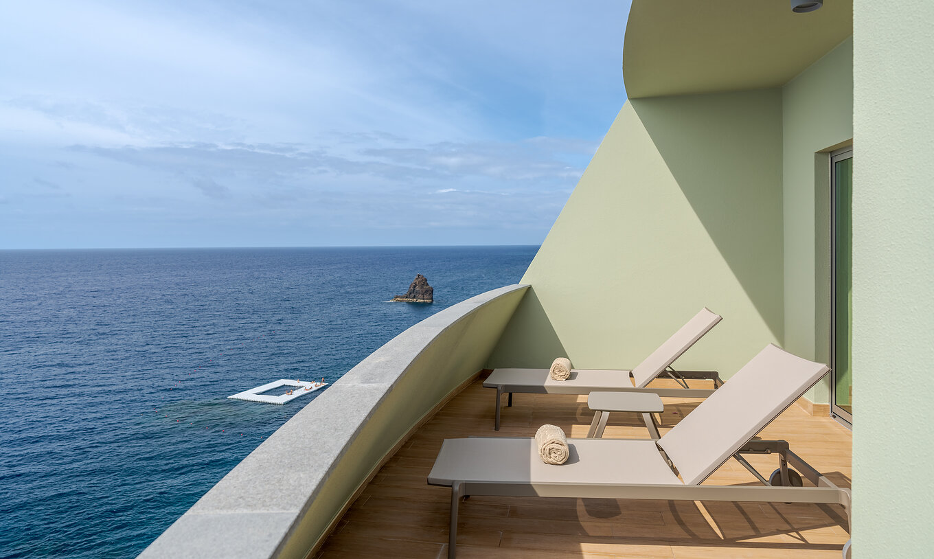 A Suite Superior Vista Mar do Pestana Vila Lido Madeira tem uma varanda com duas espreguiçadeiras e vista para o mar