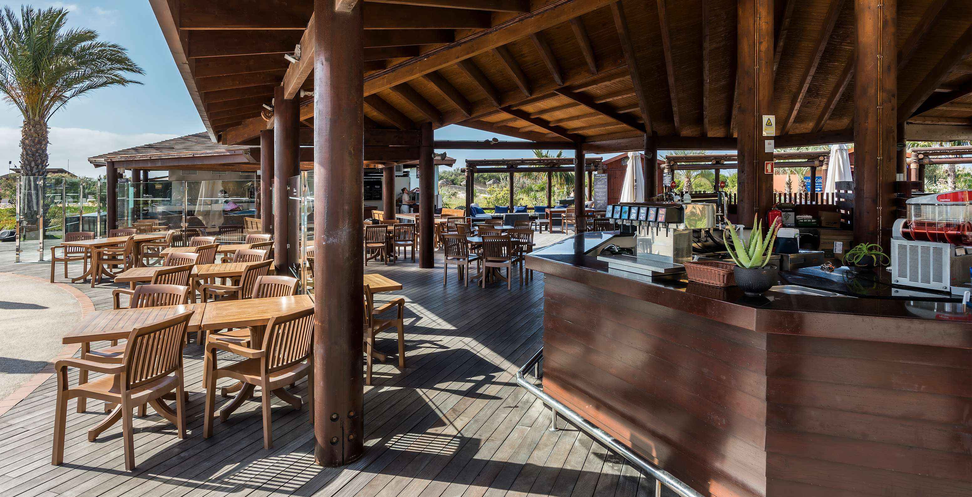 O bar Dunas, do Resort de 5 Estrelas no Porto Santo, serve snacks e bebidas ao ar livre, ao pé da piscina