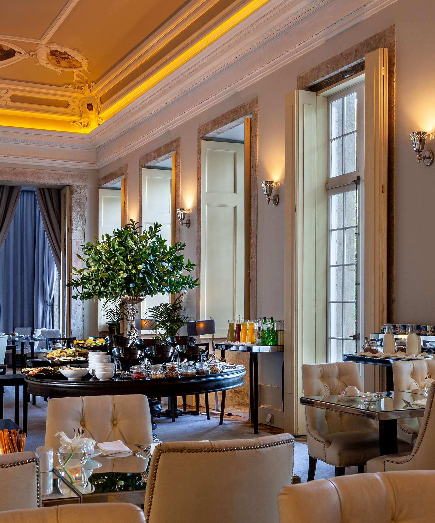 Restaurante do Pestana Palácio do Freixo, Hotel no Rio Douro com Spa e Piscina, com pequeno-almoço buffet com sumos, compotas