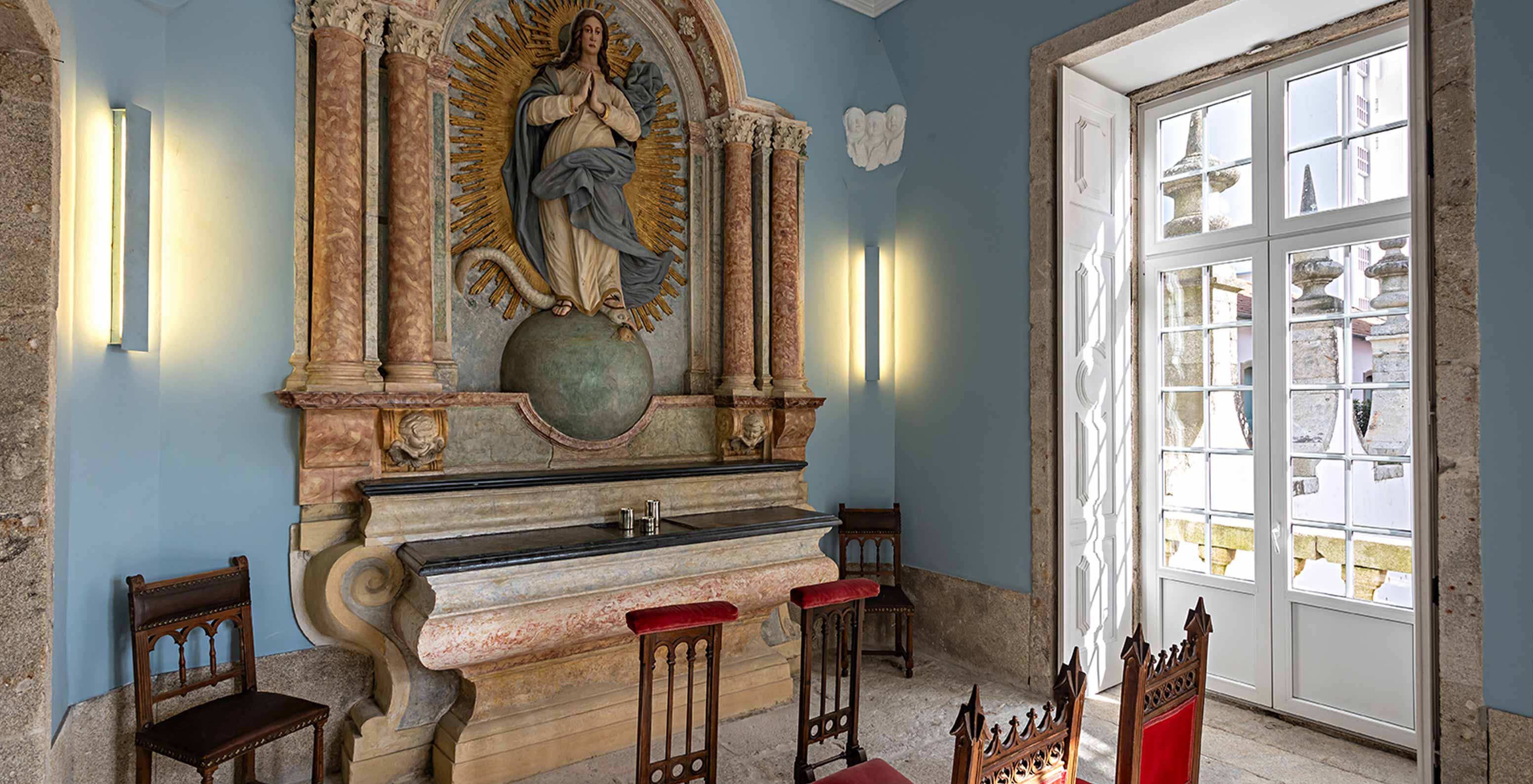 Capela do Pestana Palácio do Freixo, um Hotel Histórico à Beira do Rio Douro, com um altar e bancos
