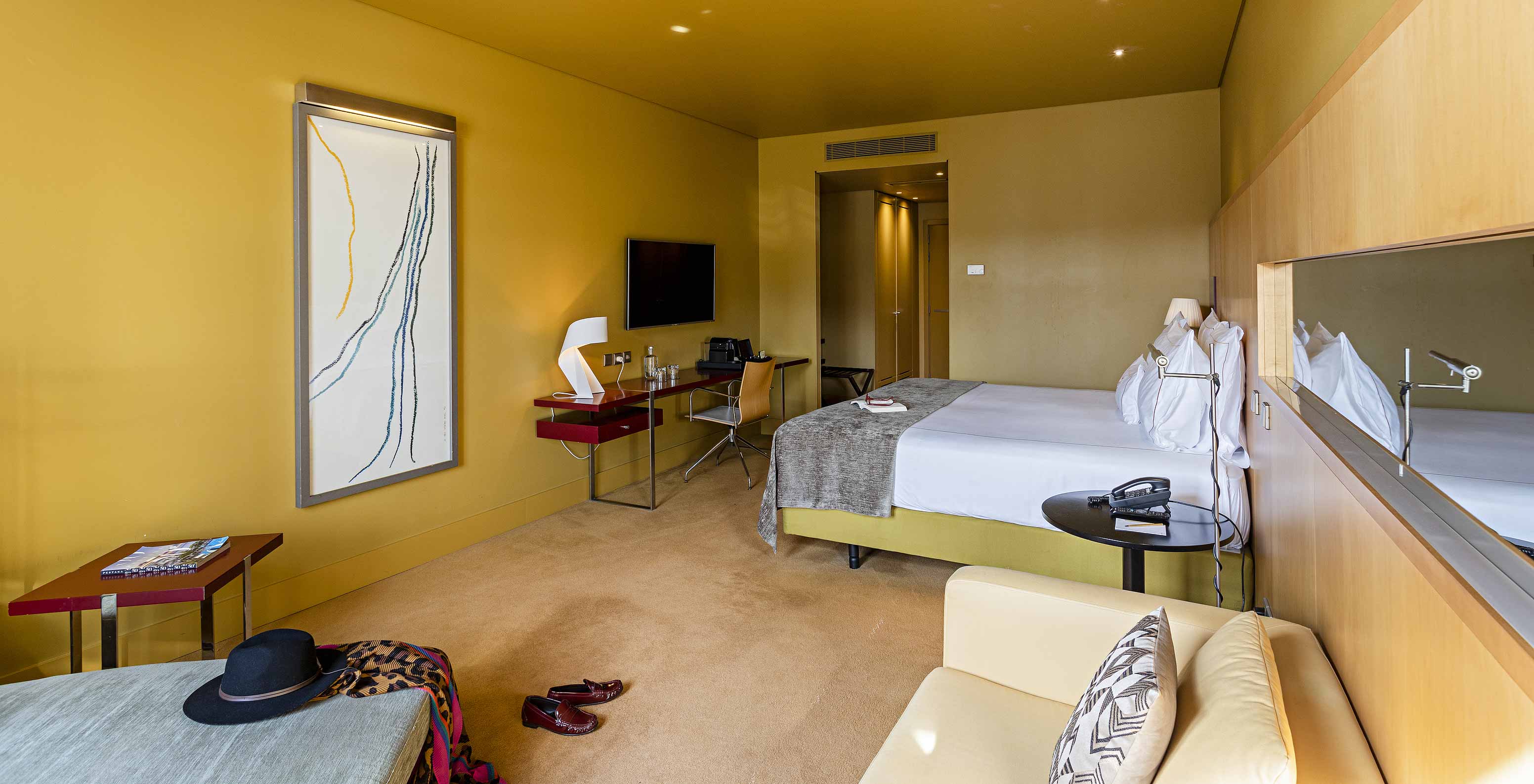 O Superior do Pestana Palácio do Freixo tem uma cama de casal, um sofá cama e uma secretária