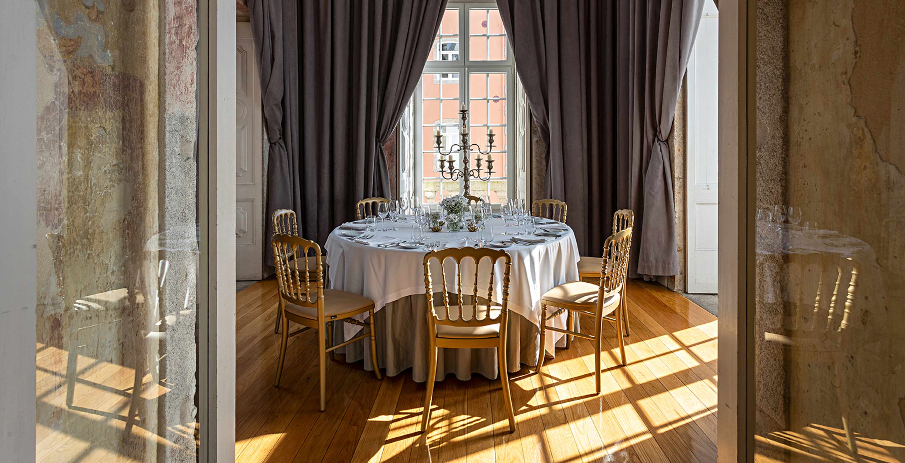 Sala de provas decorada para um casamento no Pestana Palácio do Freixo, Hotel Histórico à Beira do Rio Douro