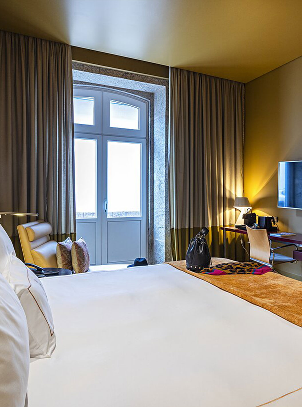 O Clássico do Pestana Palácio do Freixo tem uma televisão em frente à cama de casal e uma janela