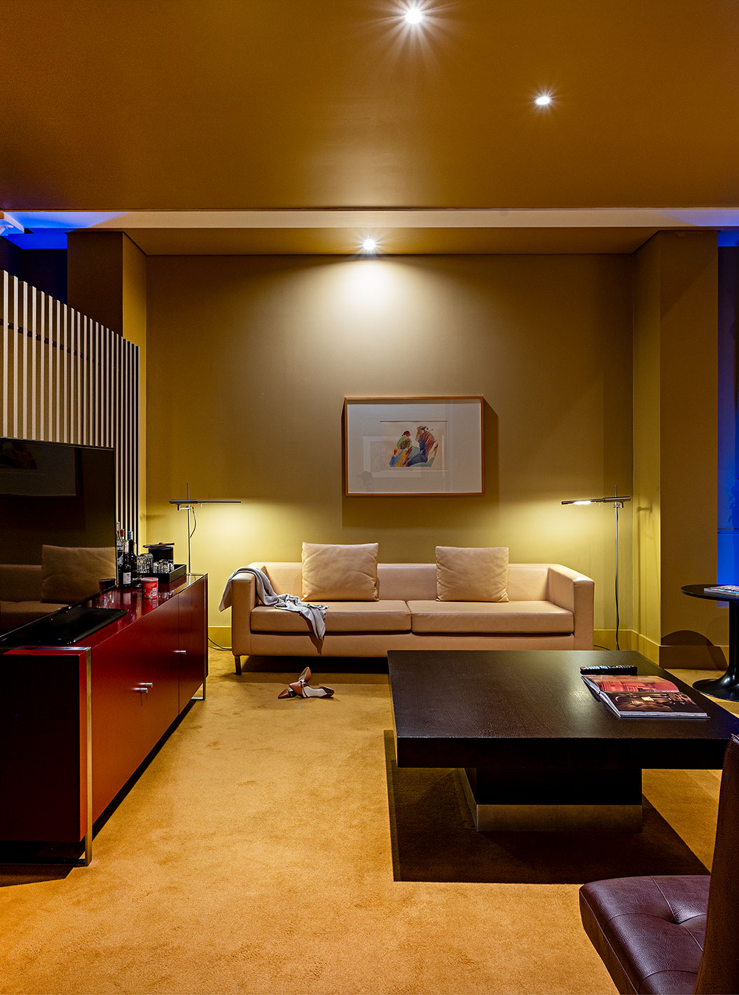 A Suite Balcony do Pestana Palácio do Freixo tem uma sala com três sofás, uma mesa de centro e um móvel com tv