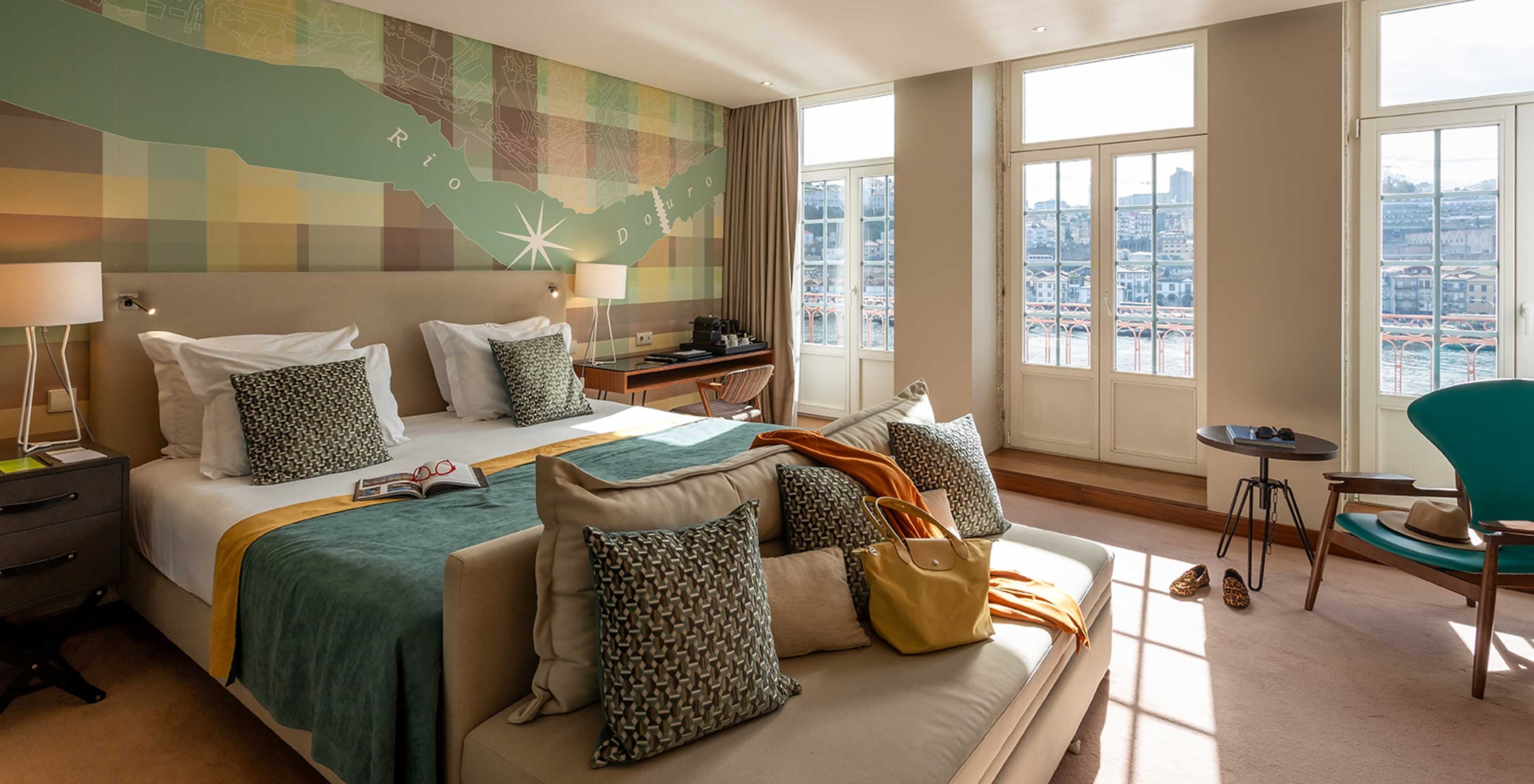 O Vintage Grand View Balcony do Pestana Vintage Porto tem uma cama de casal e janelas com vista para a ribeira do Porto