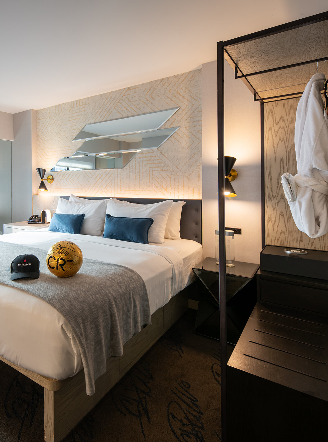 O Deluxe King Room ADA do Pestana CR7 Times Square tem uma cama de casal, uma janela e um roupeiro