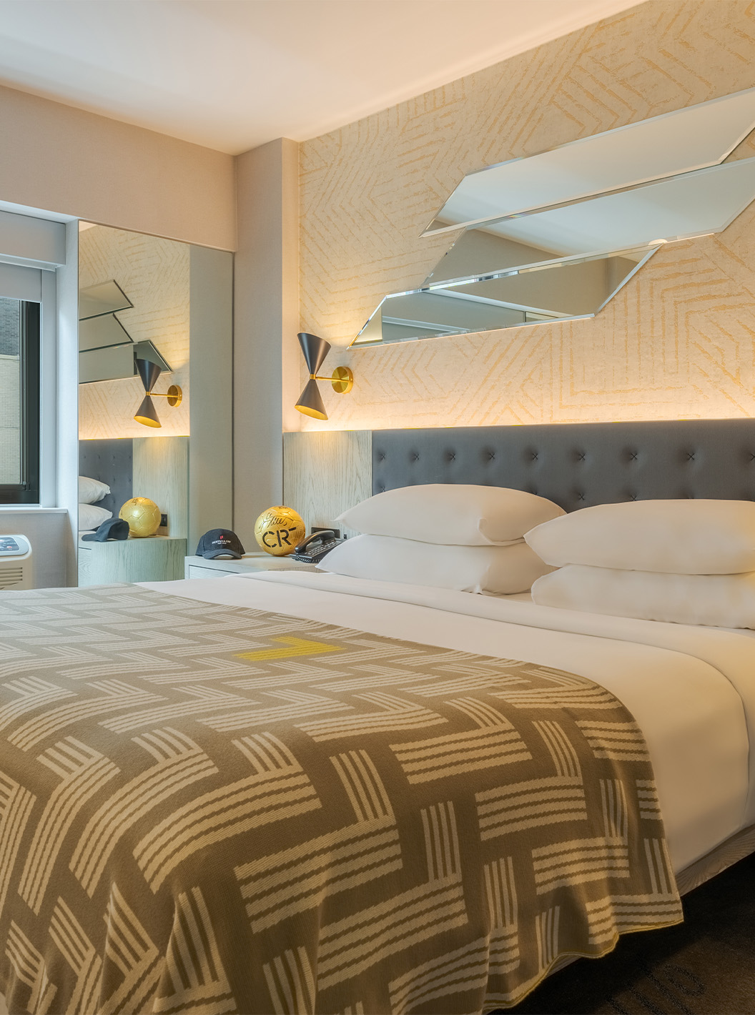 O Comfort do Pestana CR7 Times Square tem uma cama de casal com uma colcha com o número sete e uma janela