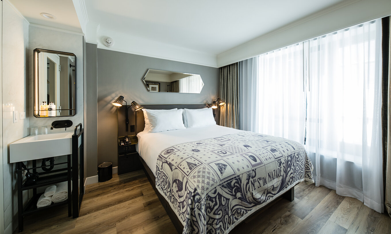 O quarto Superior - ADA do Pestana Park Avenue conta com cama de casal, lavatório e espelho no quarto, e mesa de cabeceira