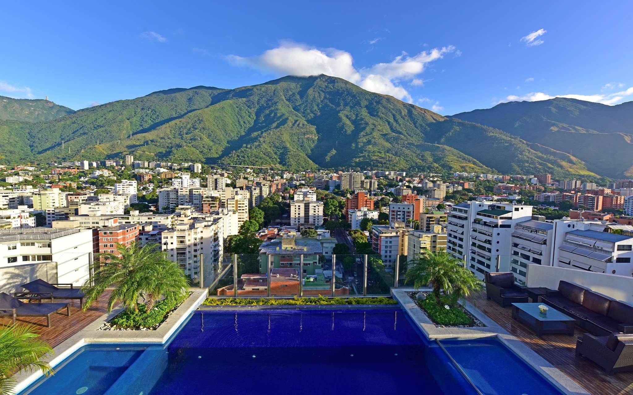 Vista panorâmica do Pestana Caracas, um Hotel em Caracas, perto da Área Financeira, com piscina e rodeado por edifícios