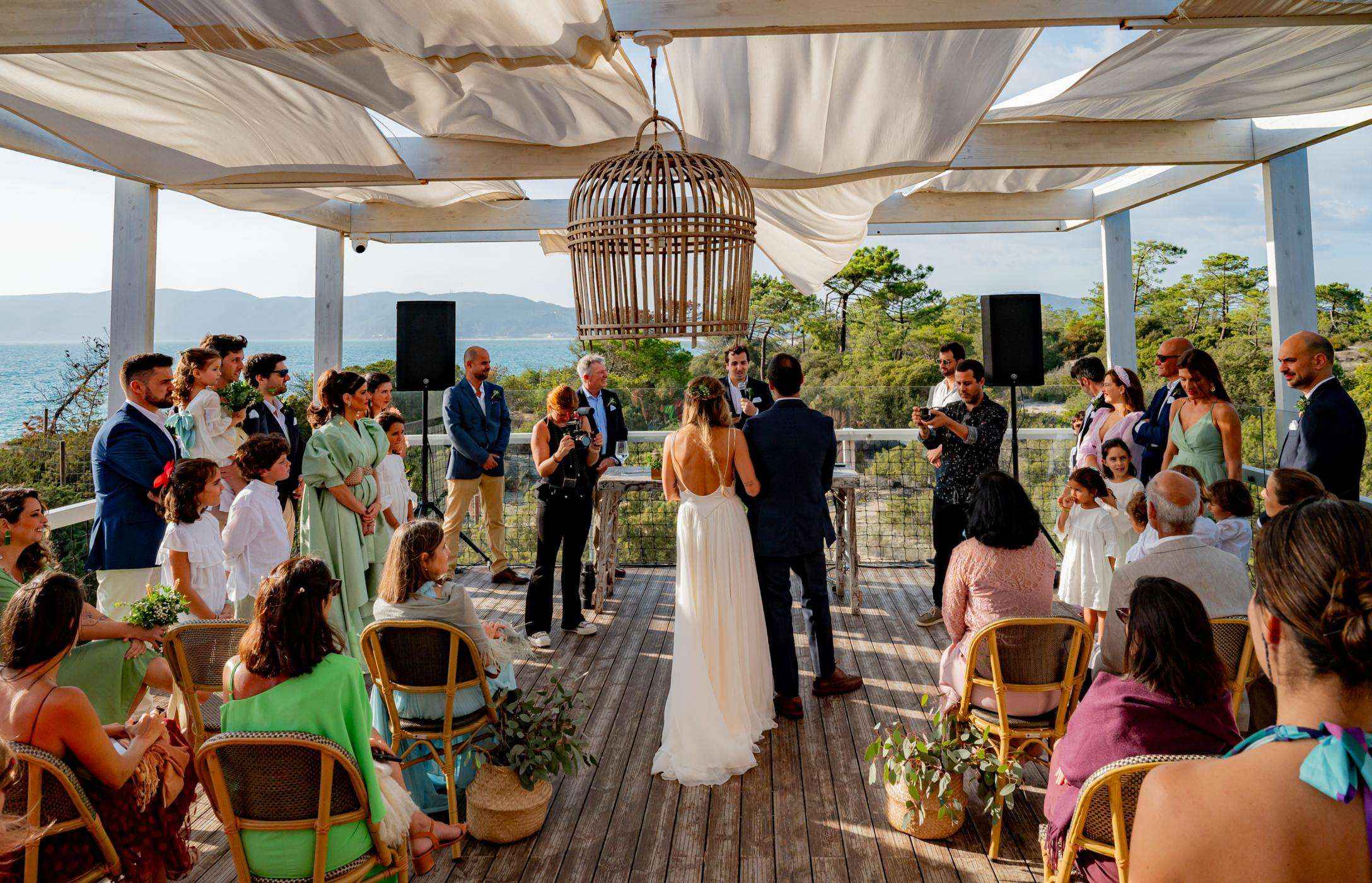 Celebre a sua ocasião especial no Pestana Hotel Group, como um casamento informal ao ar livre, com vista para o mar