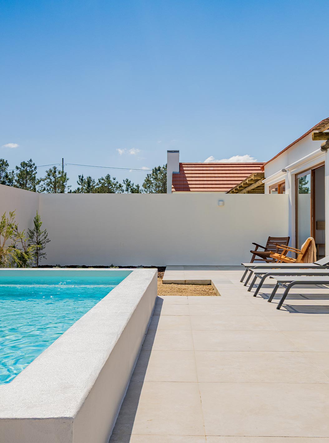 A Premium Villa do Pestana Comporta Village Residences tem uma piscina, espreguiçadeiras e uma pérgola ao ar livre