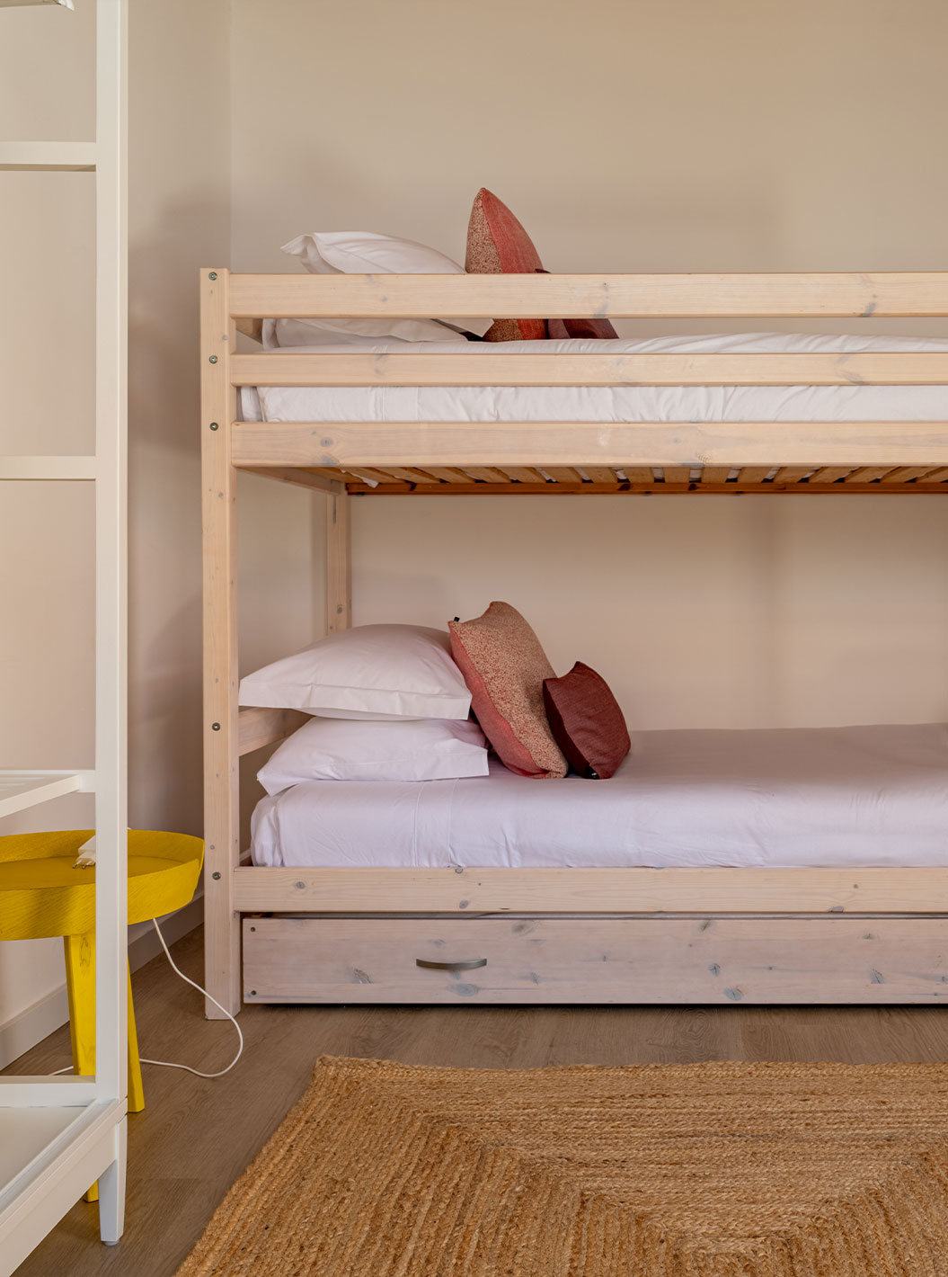 A Standard Green Villa do Pestana Comporta Village Residences tem um beliche de madeira de duas camas e um urso de peluche