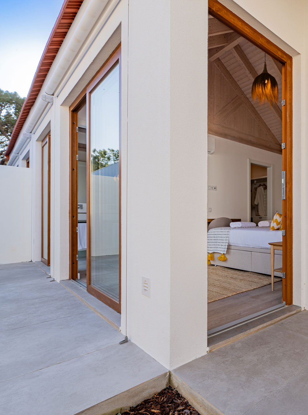 Villa Standard para 2 Adultos no Pestana Comporta, vista exterior com portas de madeira e quarto visível