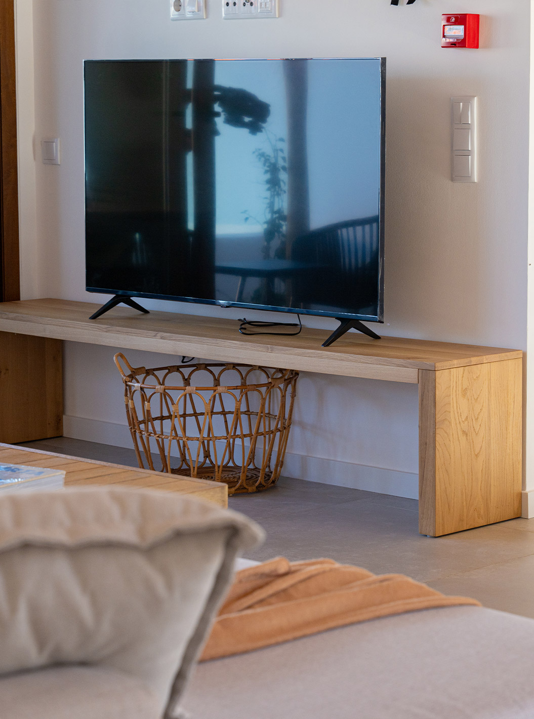 A Superior Green Villa do Pestana Comporta Village Residences tem uma sala moderna com uma TV e móveis de madeira
