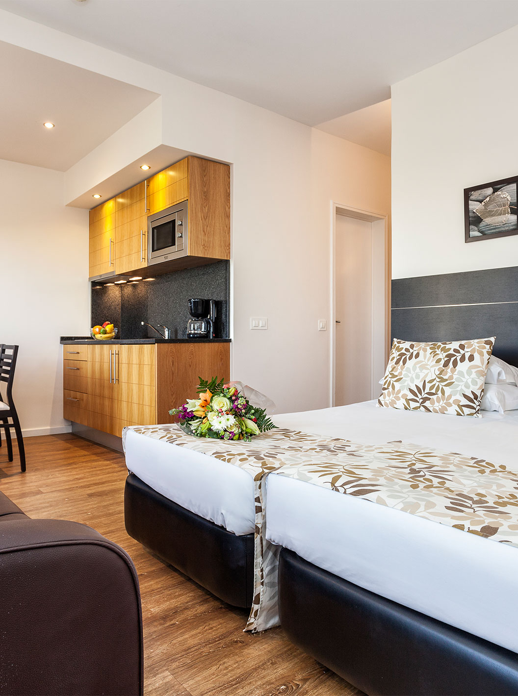 Quarto Studio Garden View do Pestana Alvor Atlântico com cama dupla, kitchenette e varanda com vista para o jardim.