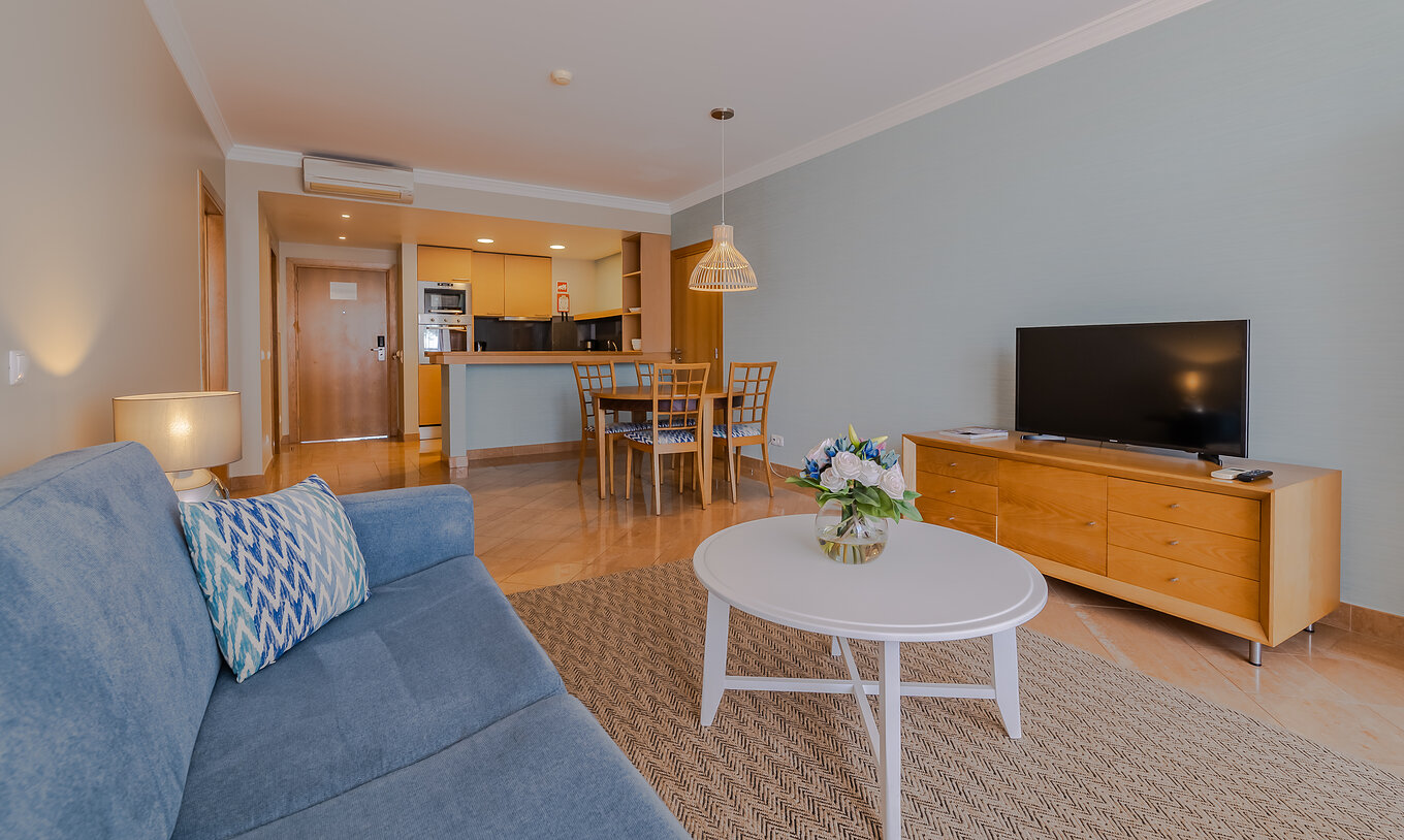 O T1 - com 1 Quarto do Pestana Alvor Park tem sala com sofá, mesa de jantar e kitchenette com balcão e micro-ondasO T1 - com 1 Quarto do Pestana Alvor Park tem sala com sofá, mesa de jantar e kitchenette com balcão e micro-ondas
