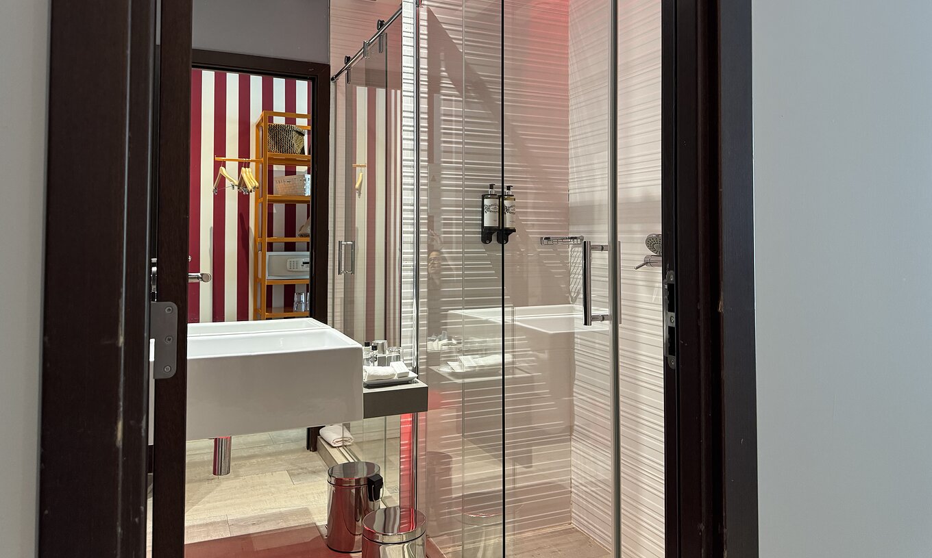 O Deluxe - Exclusivo Website do Pestana Alvor South Beach tem uma casa de banho com poliban e um lavatório