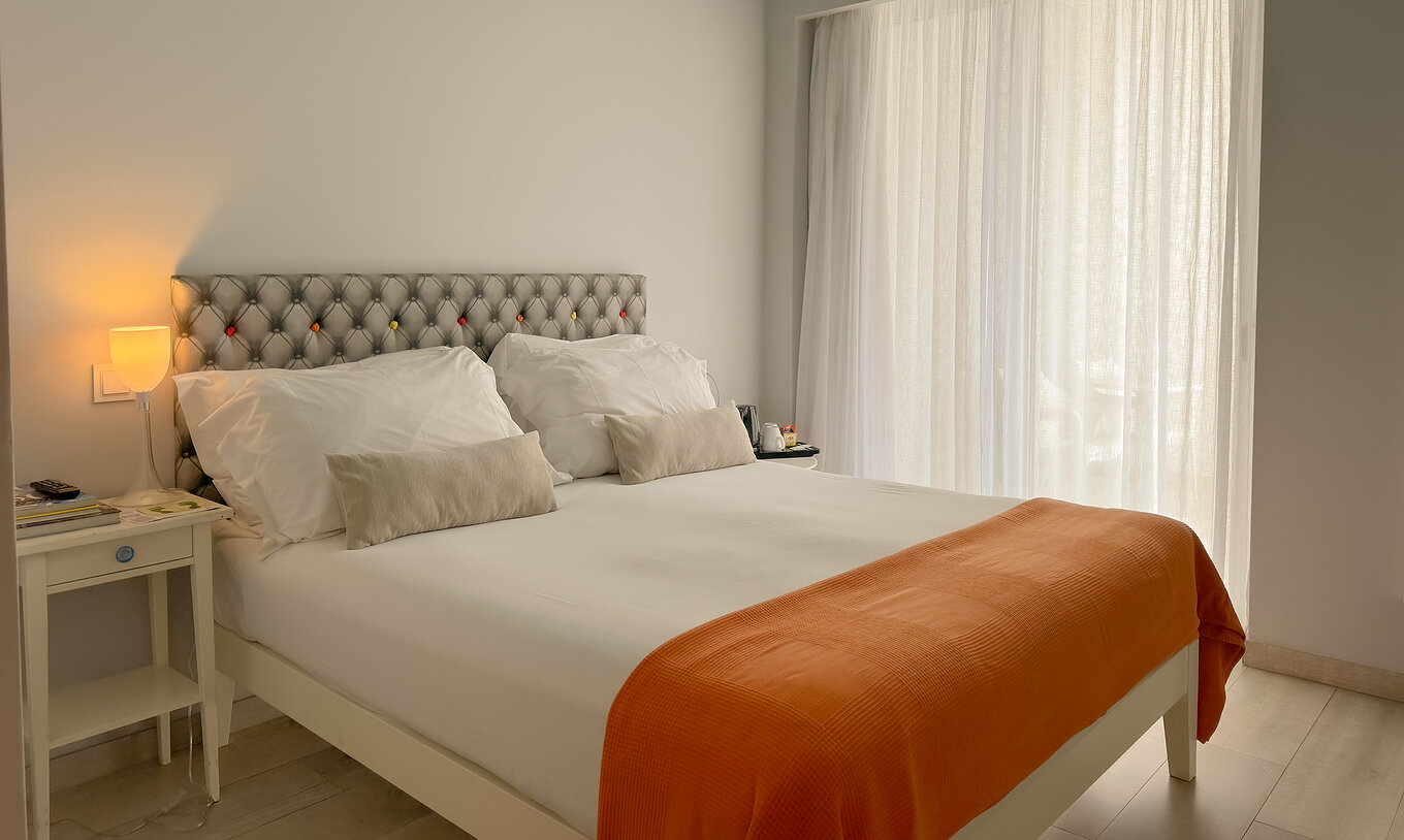 O Deluxe - Exclusivo Website do Pestana Alvor South Beach tem uma cama de casal com uma varanda ou terraço com vista terra