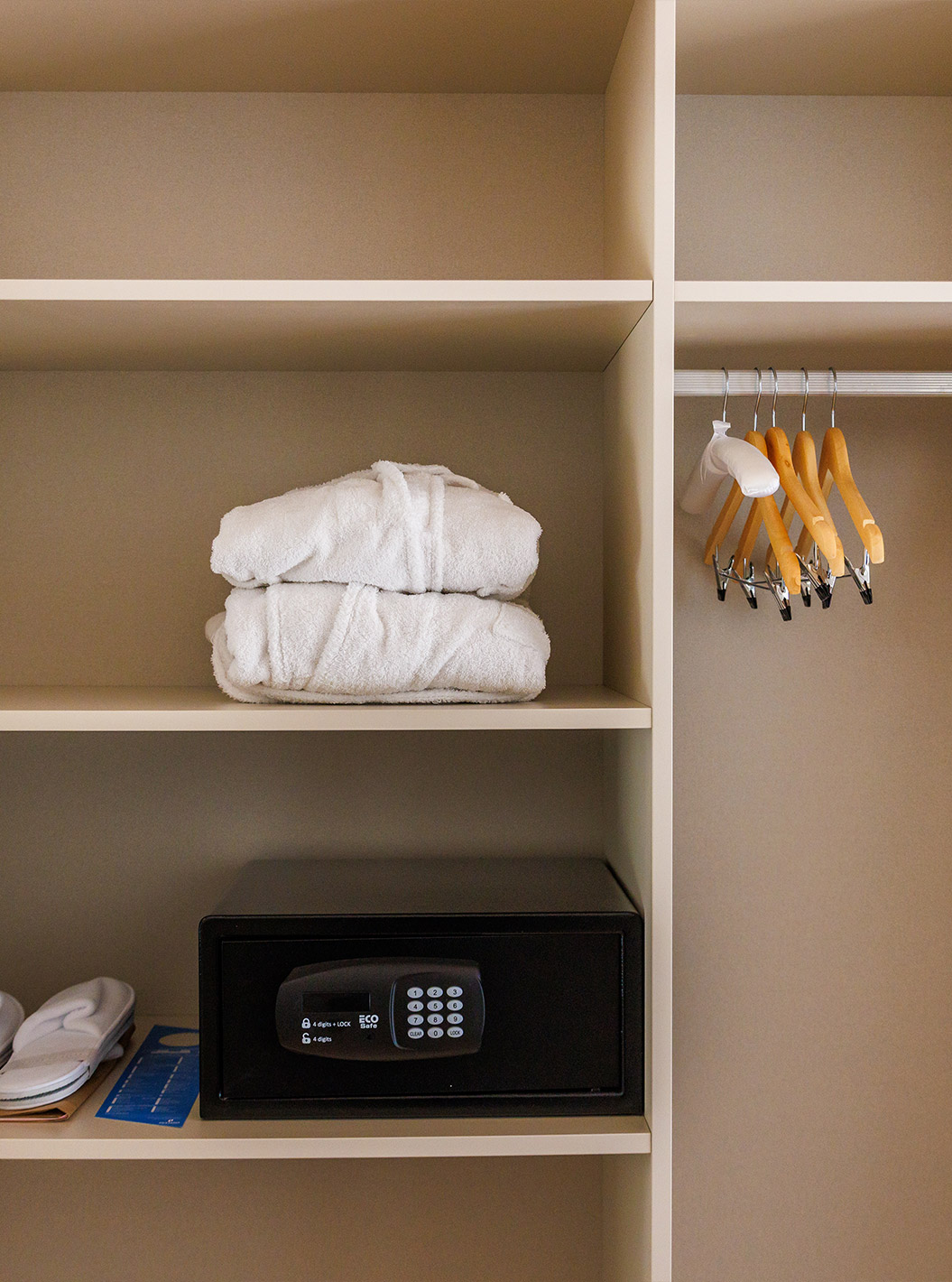 O Familiar Vista Jardim do Pestana Vila Sol - Vilamoura tem um armário com um cofre, dois roupões e chinelos de cortesia