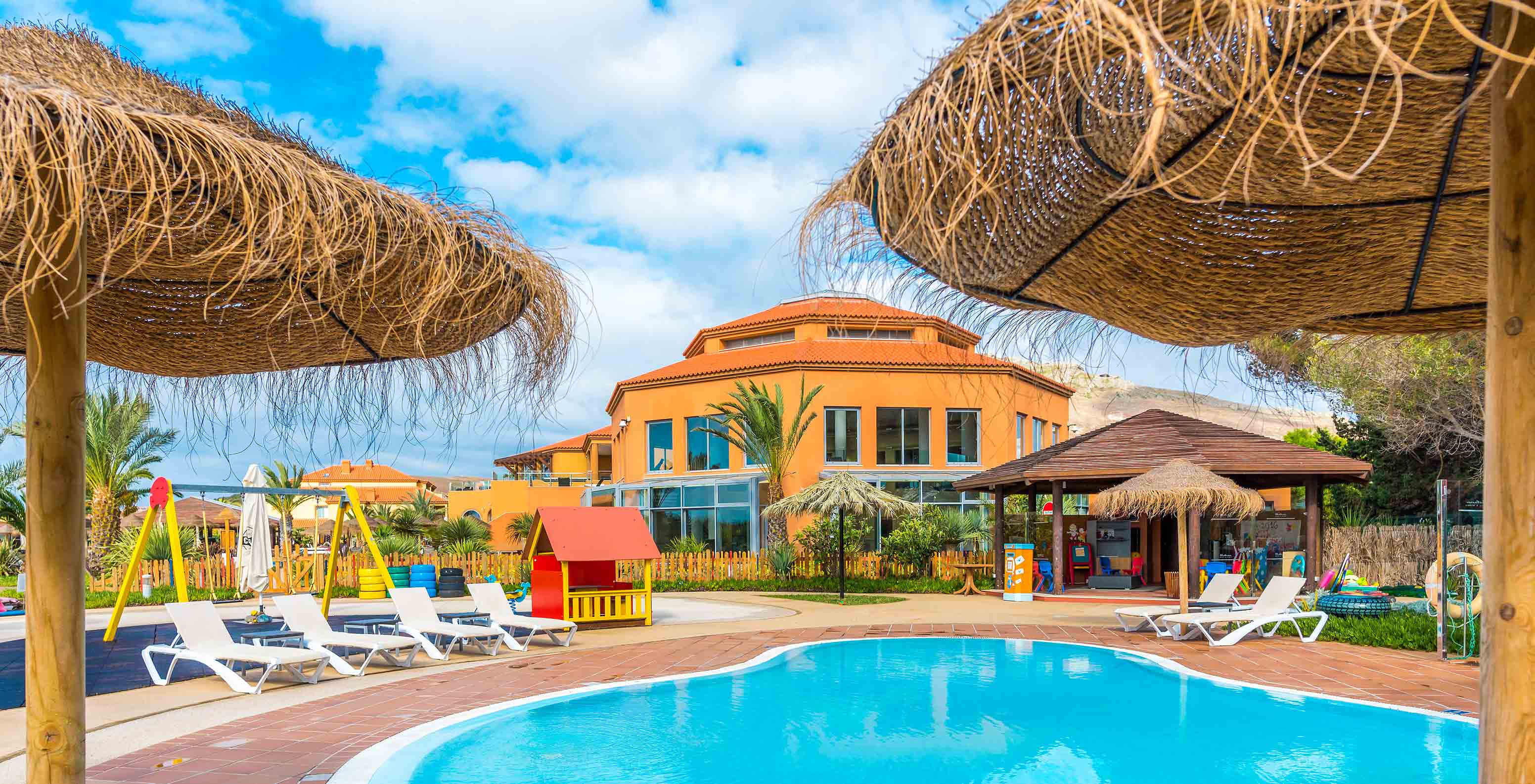 Piscina infantil do Pestana Porto Santo, Hotel com Tudo Incluído e Spa no Porto Santo, com espreguiçadeiras e brinquedos