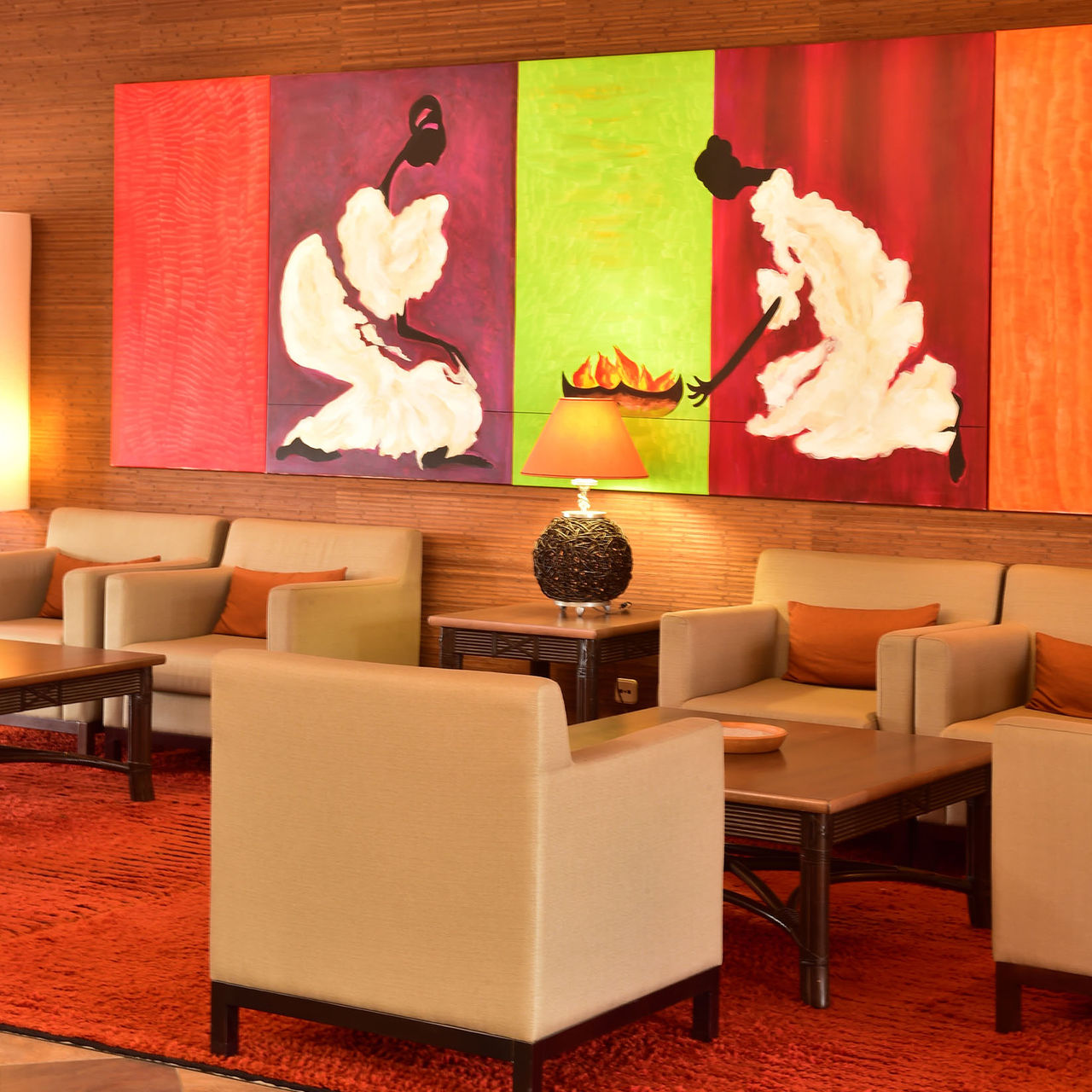 Receptielounge met drie stoelen, lamp en schilderij op muur