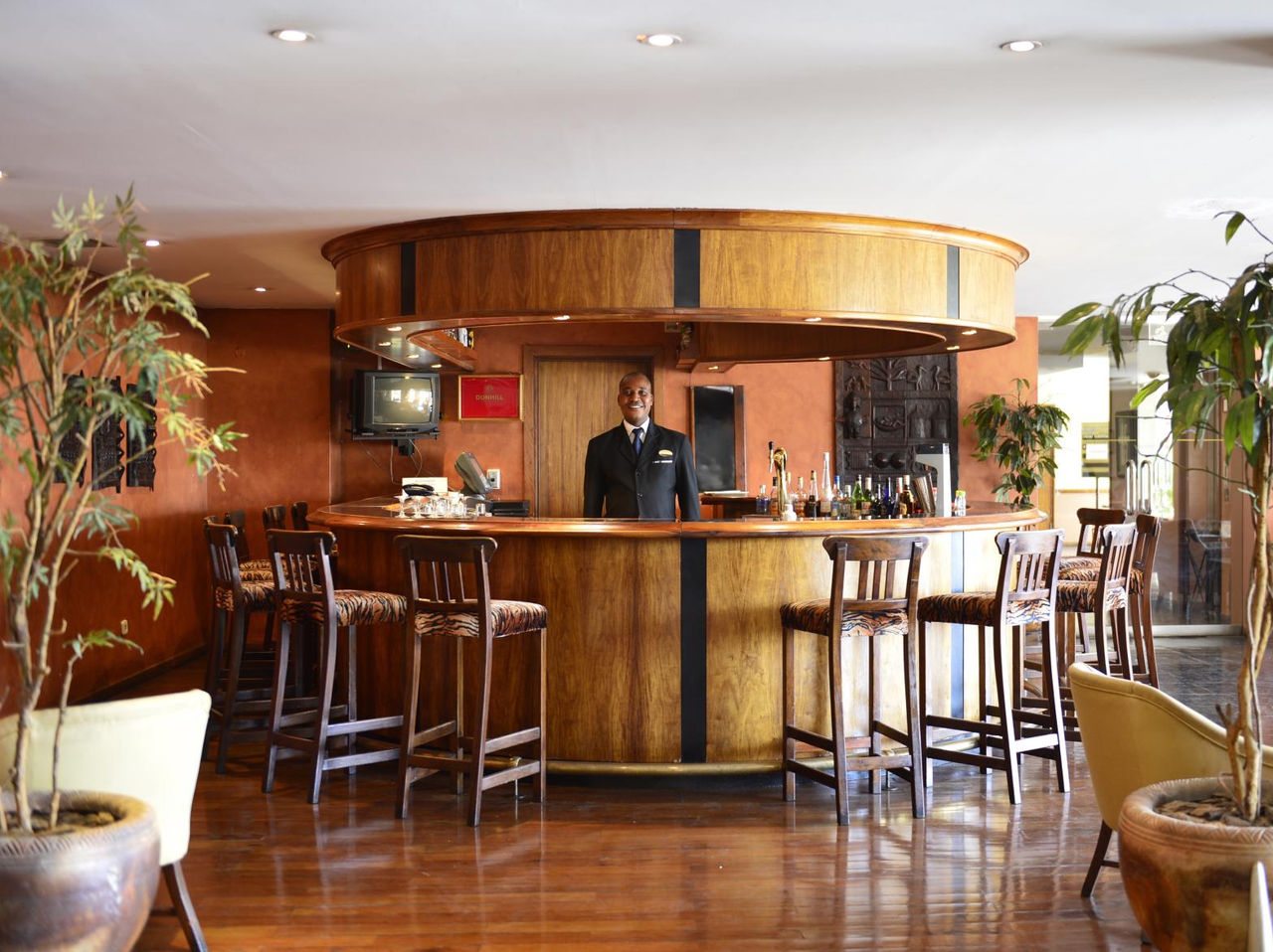 O bar Sasseka, do Hotel 4 Estrelas em Maputo, tem cadeiras altas e serve várias opções de bebidas alcoólicas e não alcoólicas