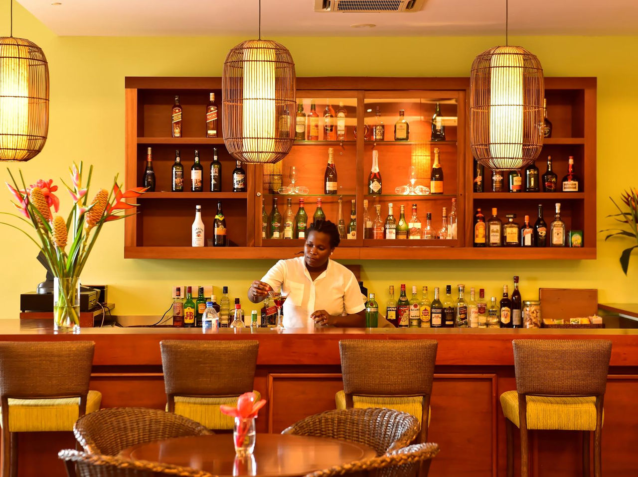 De bar Uê D’Omale, van het 5-sterrenresort in São Tomé, is perfect voor een samenzijn met vrienden of familie