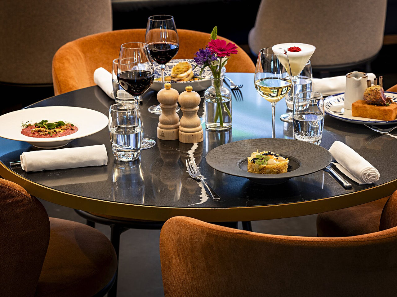 O restaurante Archive, do Hotel 5 Estrelas em Amesterdão, oferece pratos requintados, vinhos e cocktails criativos