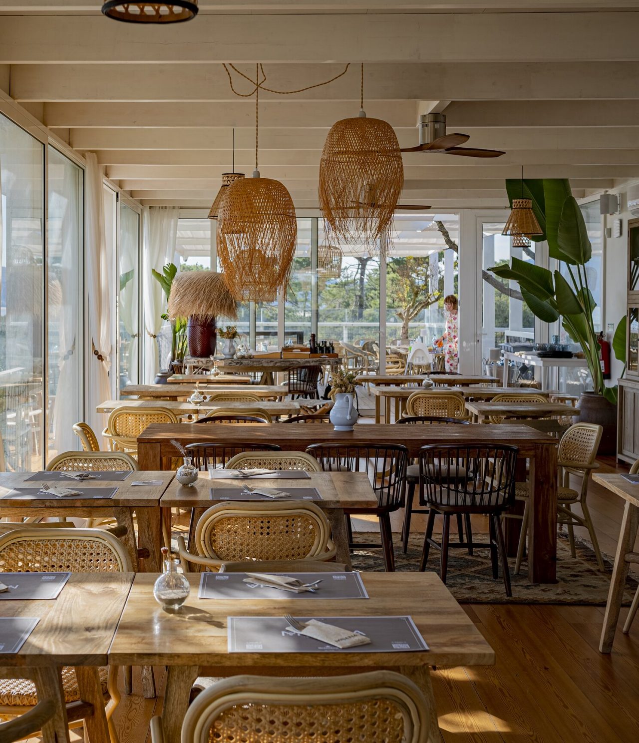 Het restaurant Moana Beach Club, van het eco-resort op 10 minuten van Comporta, heeft een mooi verlichte en sfeervolle ruimte